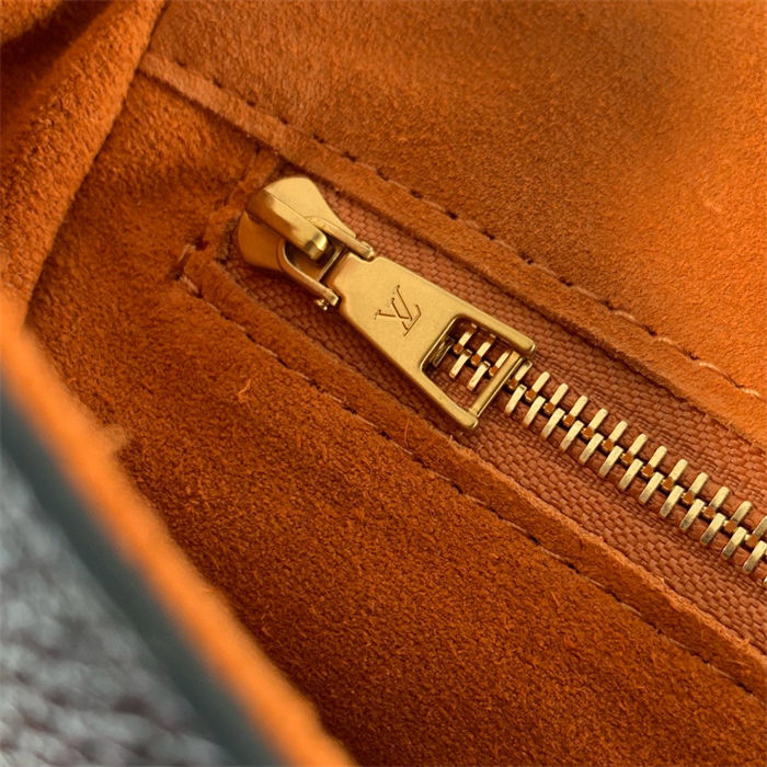 LV Soft Twist Calfskin LB14735 (6)