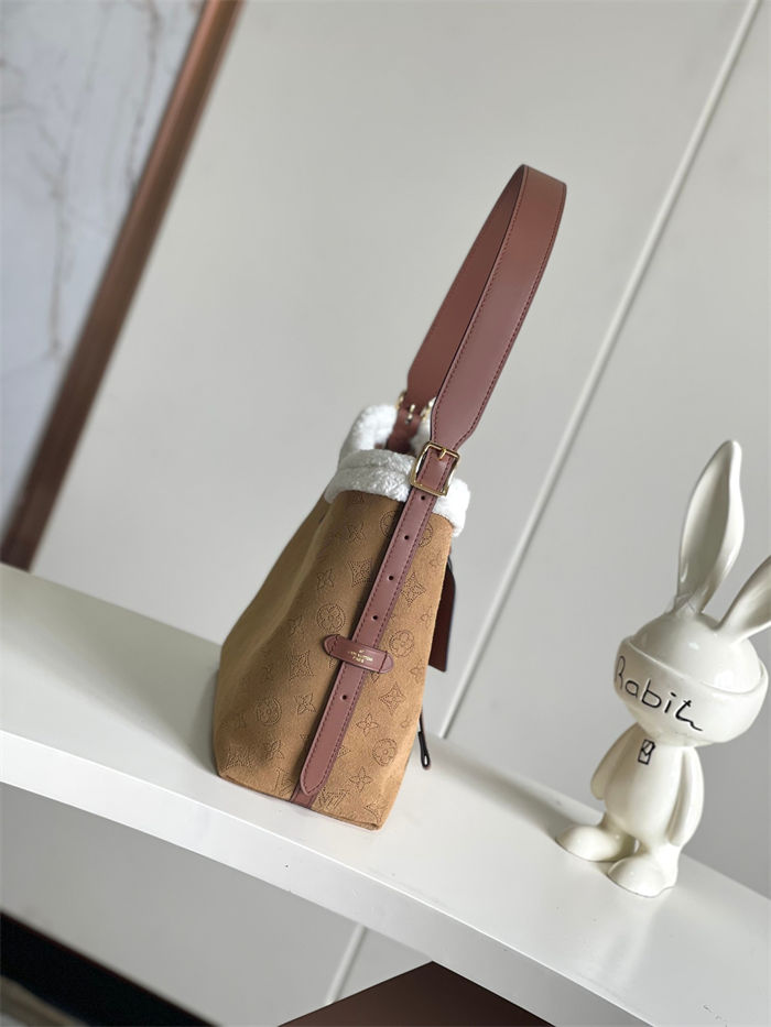 Louis Vuitton CARRYALL PM Suede leather LB15389 (2)