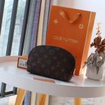 Louis Vuitton COSMETIC POUCH PM Monogram LB5160 (2)