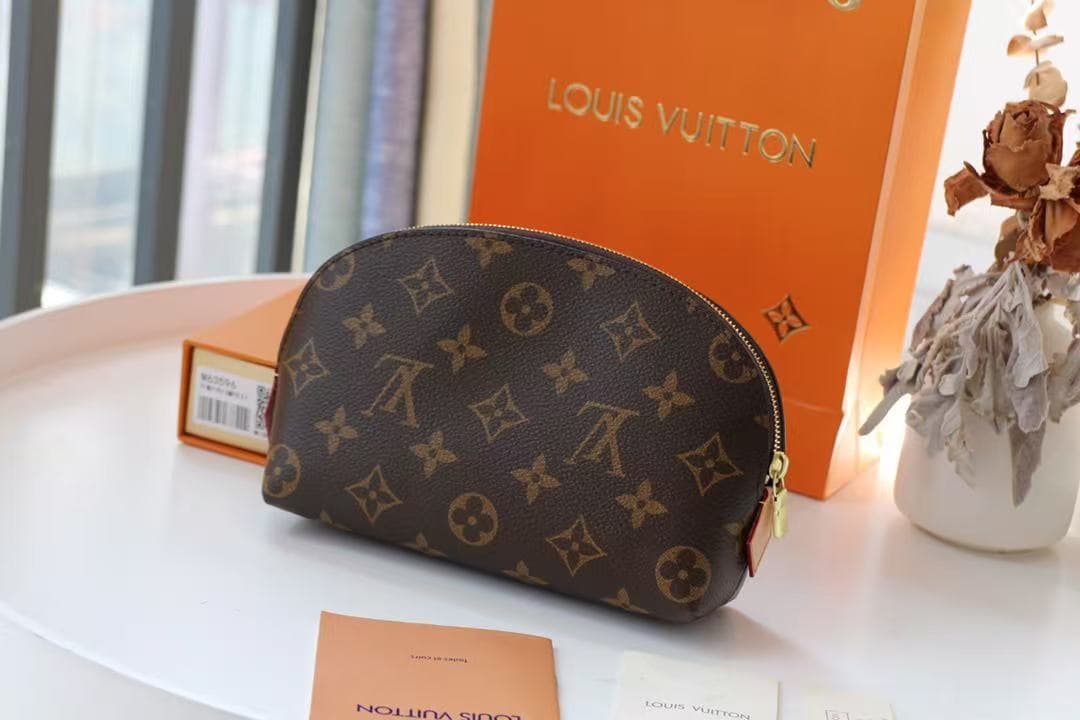 Louis Vuitton COSMETIC POUCH PM Monogram LB5160 (3)