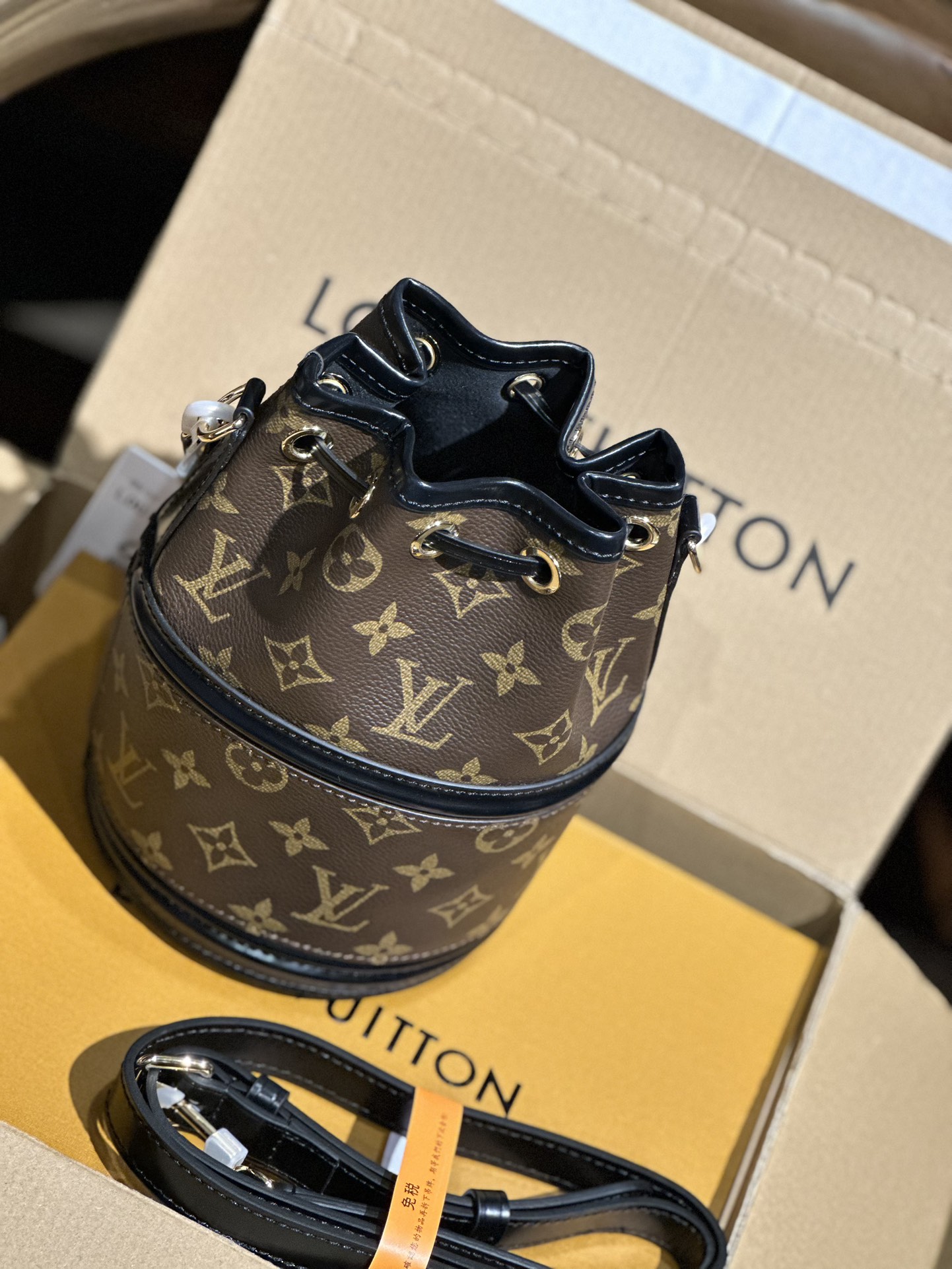 Louis Vuitton Canoé Bucket Monogram canvas LB1459 (3)