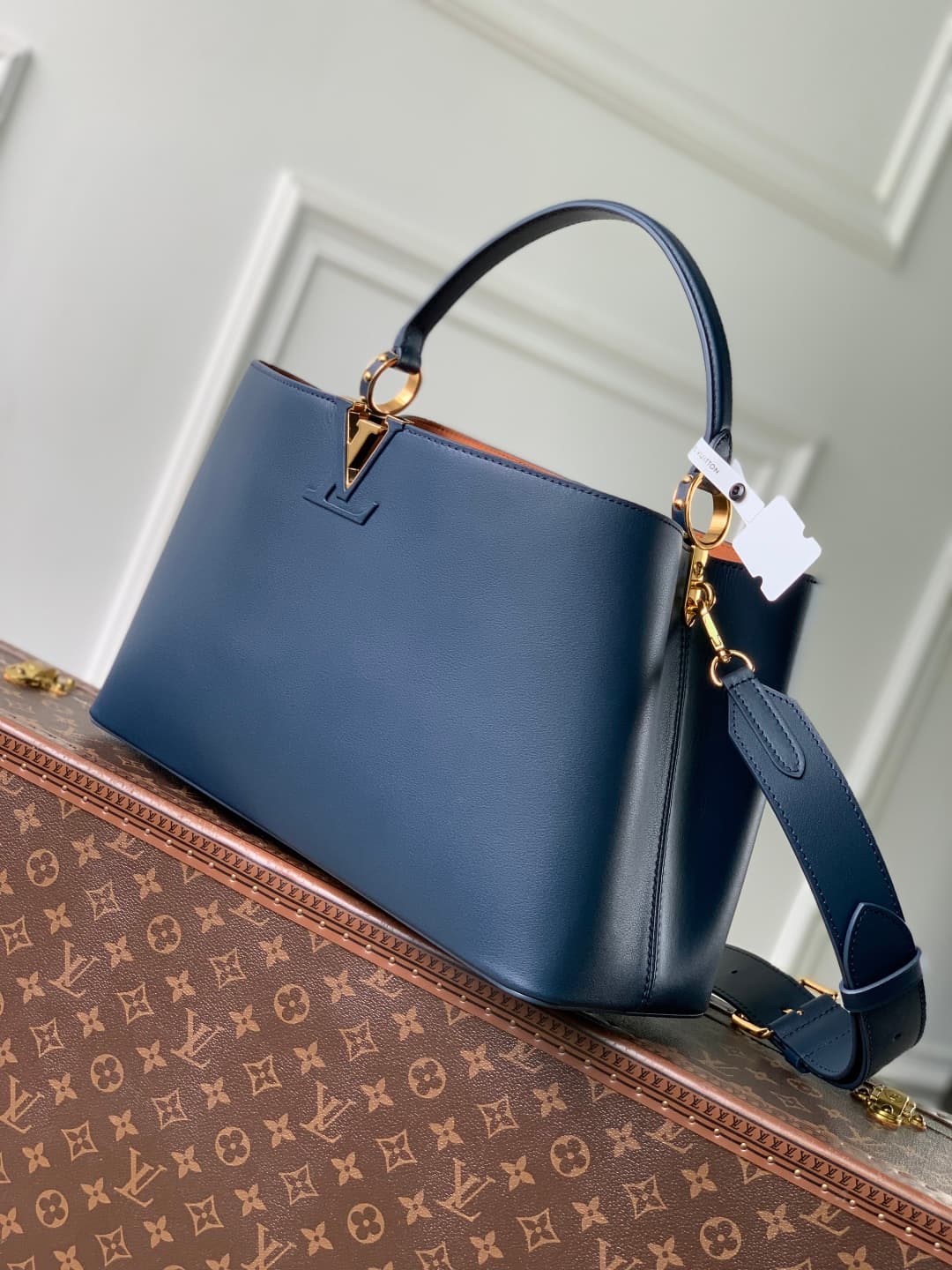 Louis Vuitton Capucines GM Souple Calfskin LB22532 (2)