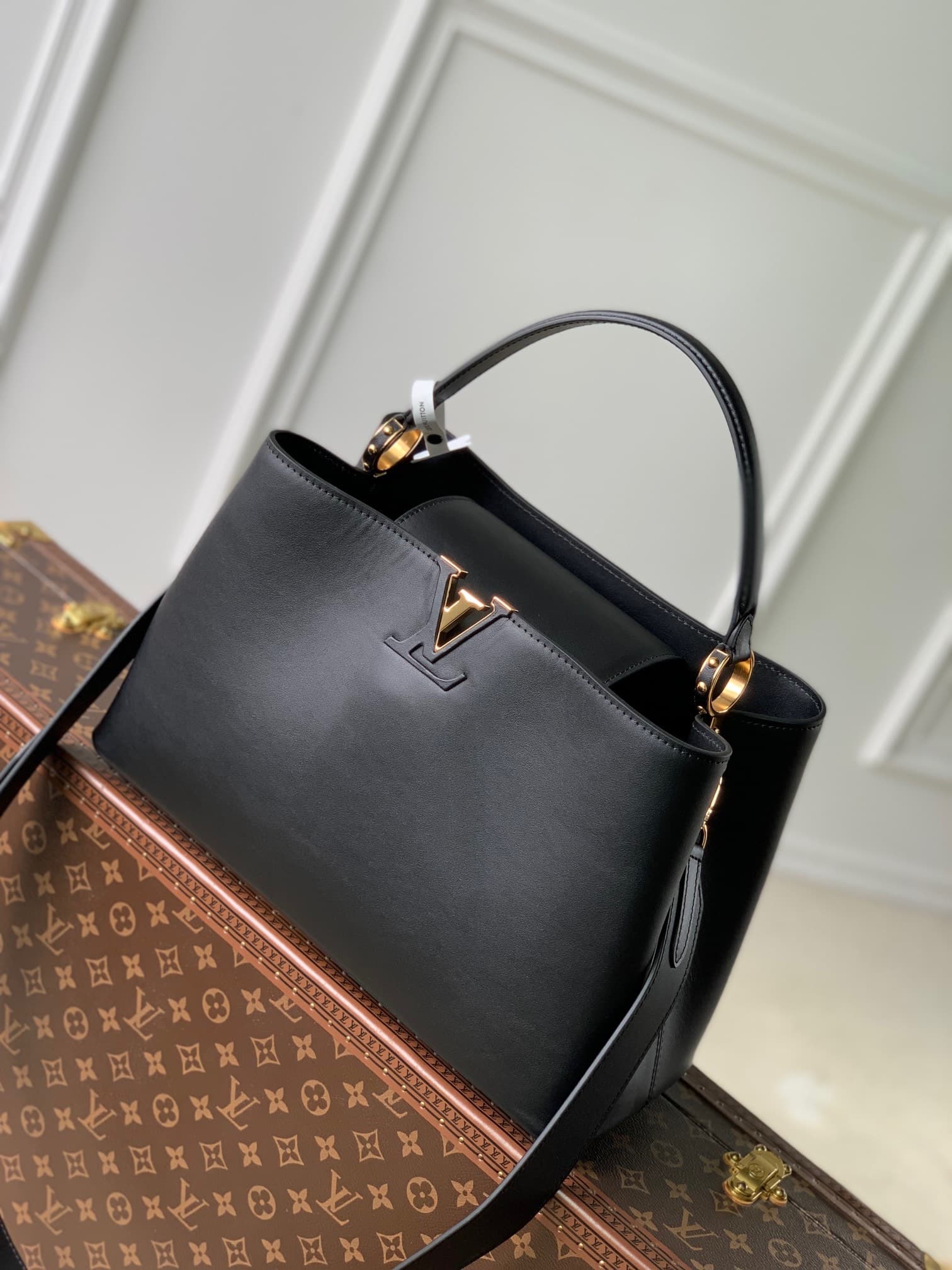 Louis Vuitton Capucines GM Souple Calfskin LB22534 (1)