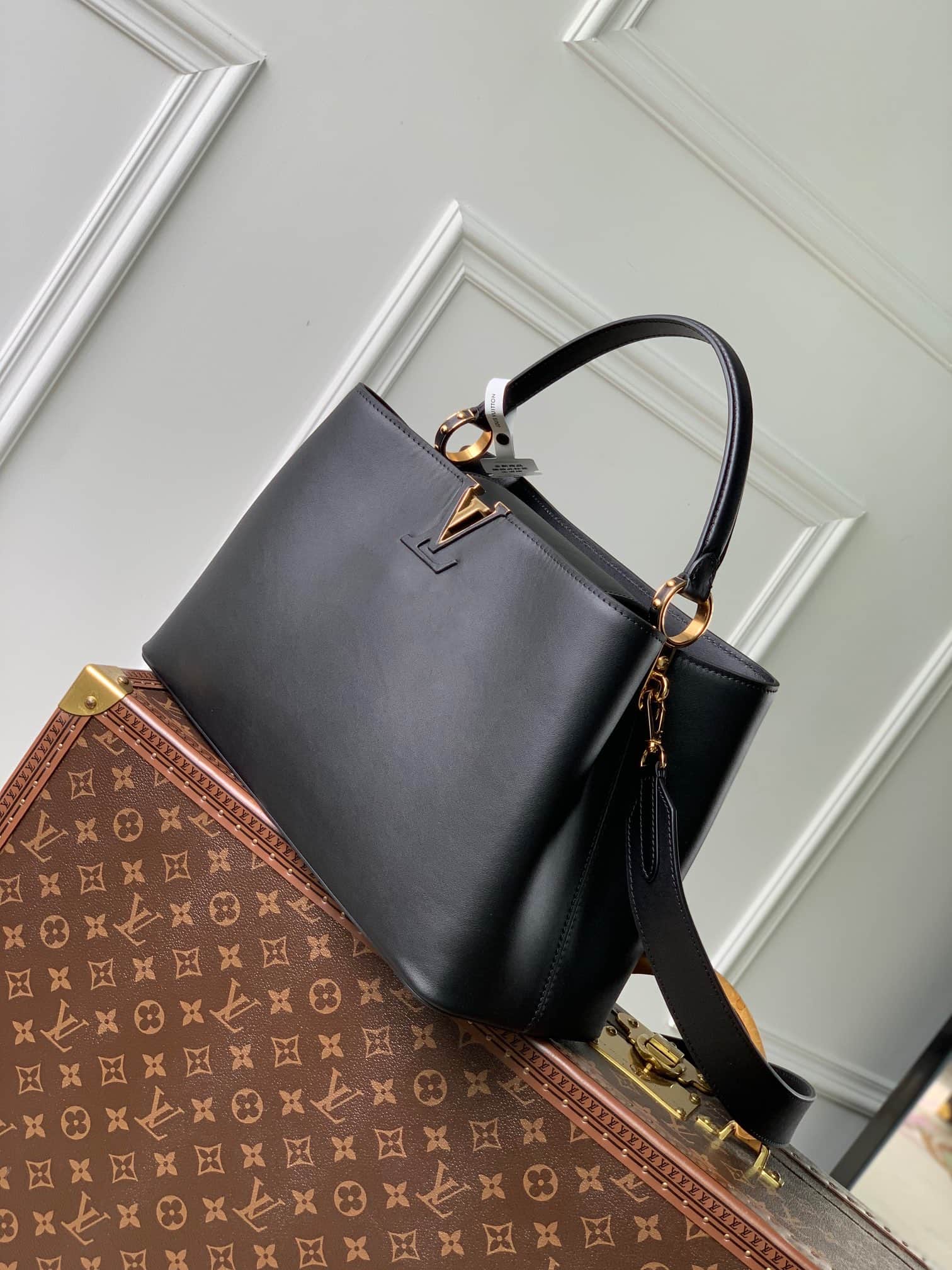 Louis Vuitton Capucines GM Souple Calfskin LB22534 (2)