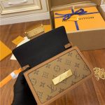 Louis Vuitton Dauphine Chain Wallet Monogram LB13522 (4)