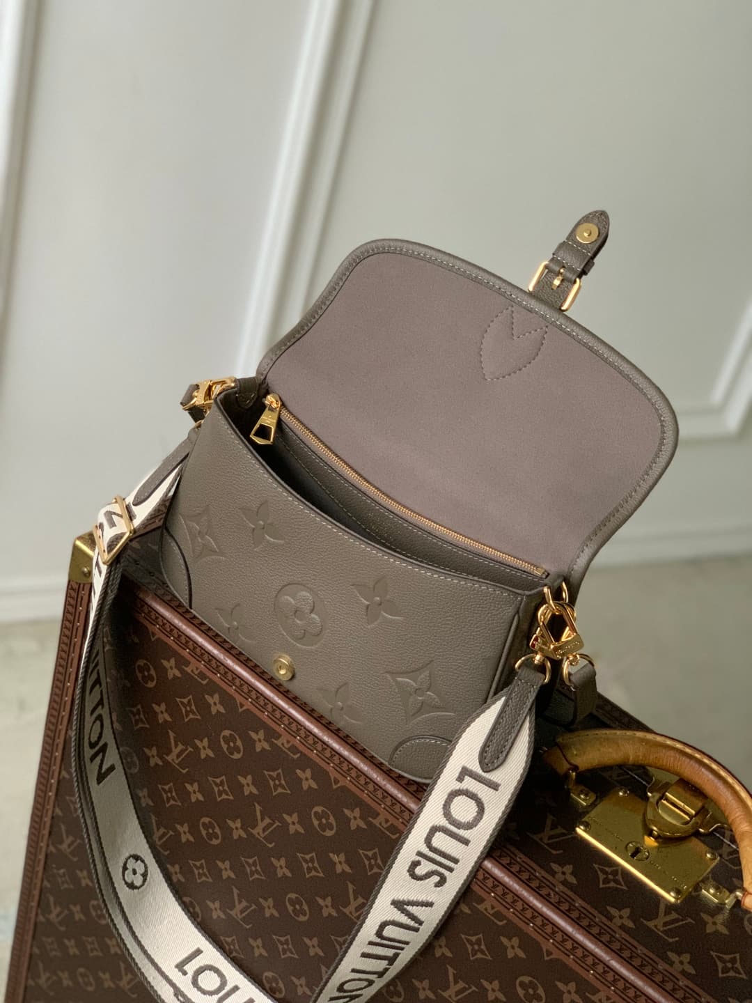 Louis Vuitton Diane Monogram Empreinte LB22519 (6)