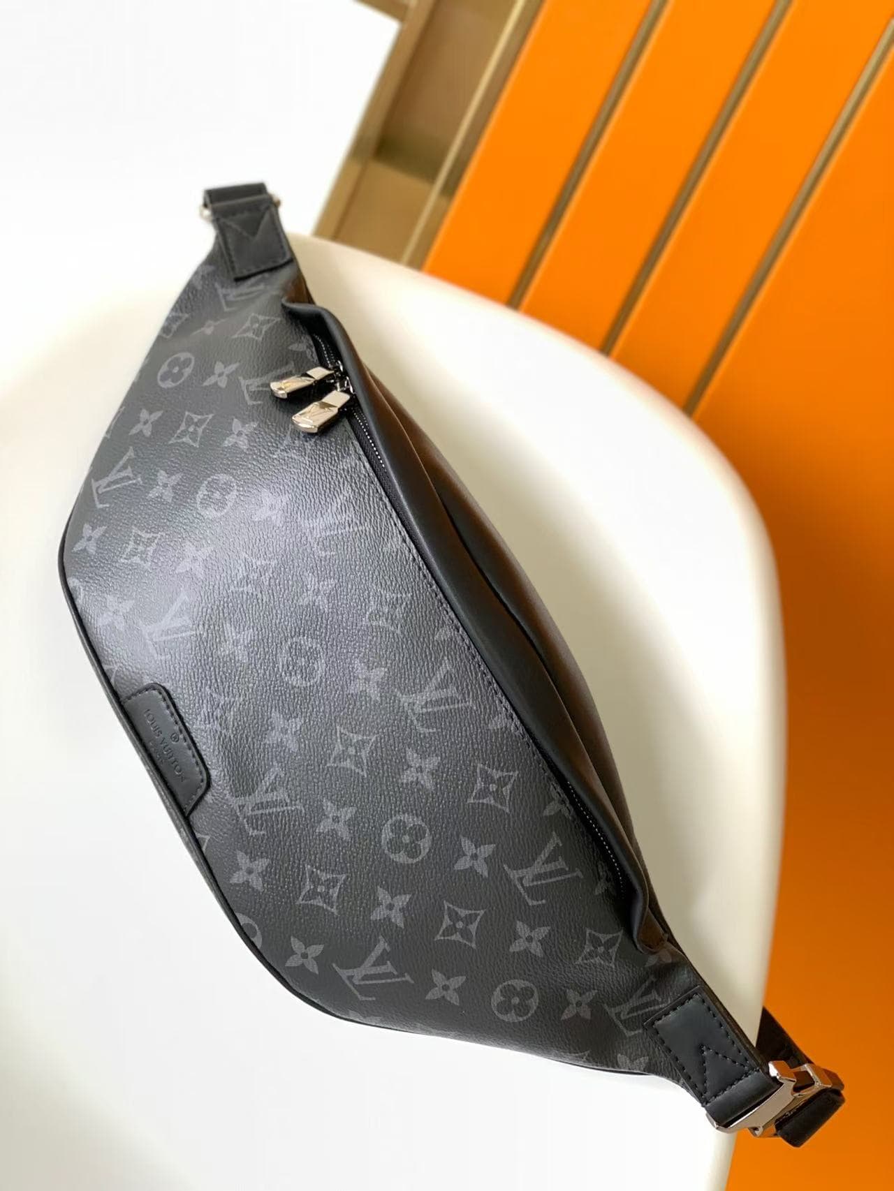 Louis Vuitton Discovery Bumbag Monogram Eclipse LB2578 (1)