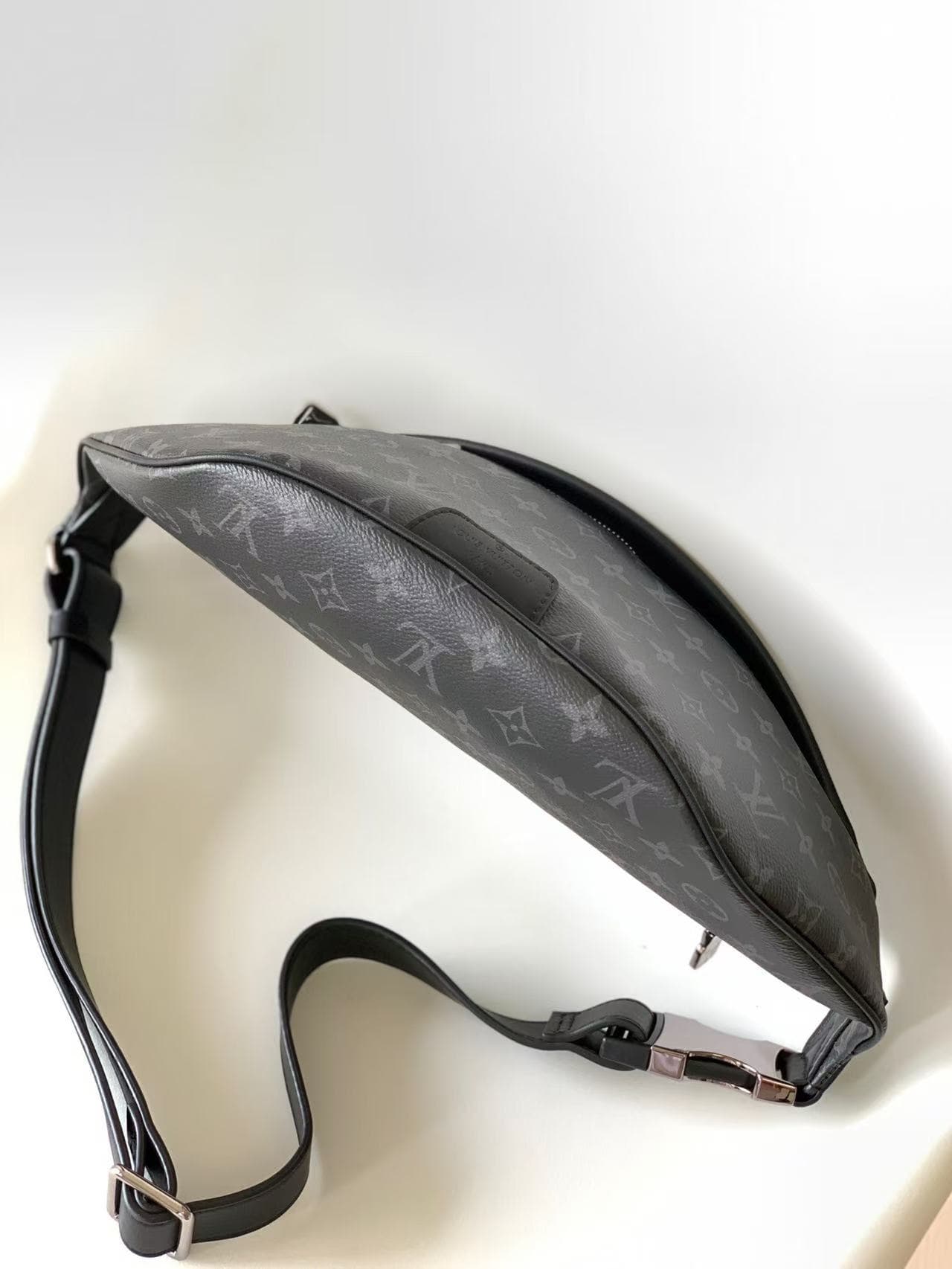 Louis Vuitton Discovery Bumbag Monogram Eclipse LB2578 (2)