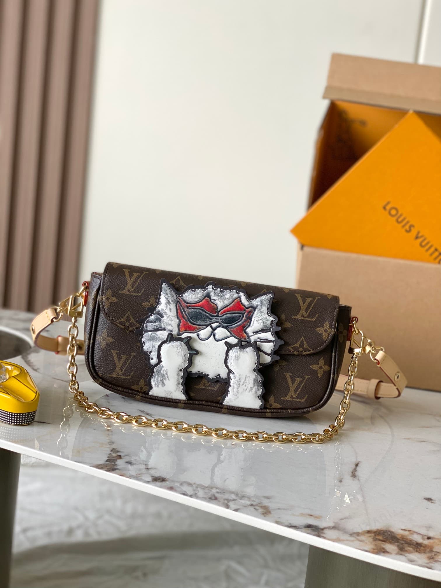 Louis Vuitton Ivy Travels With Grace Coddington LB22096 (2)