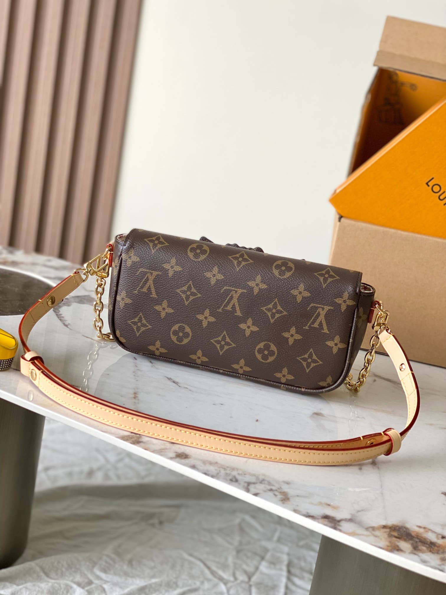 Louis Vuitton Ivy Travels With Grace Coddington LB22096 (4)