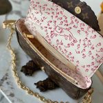 Louis Vuitton Ivy Travels With Grace Coddington LB22096 (5)