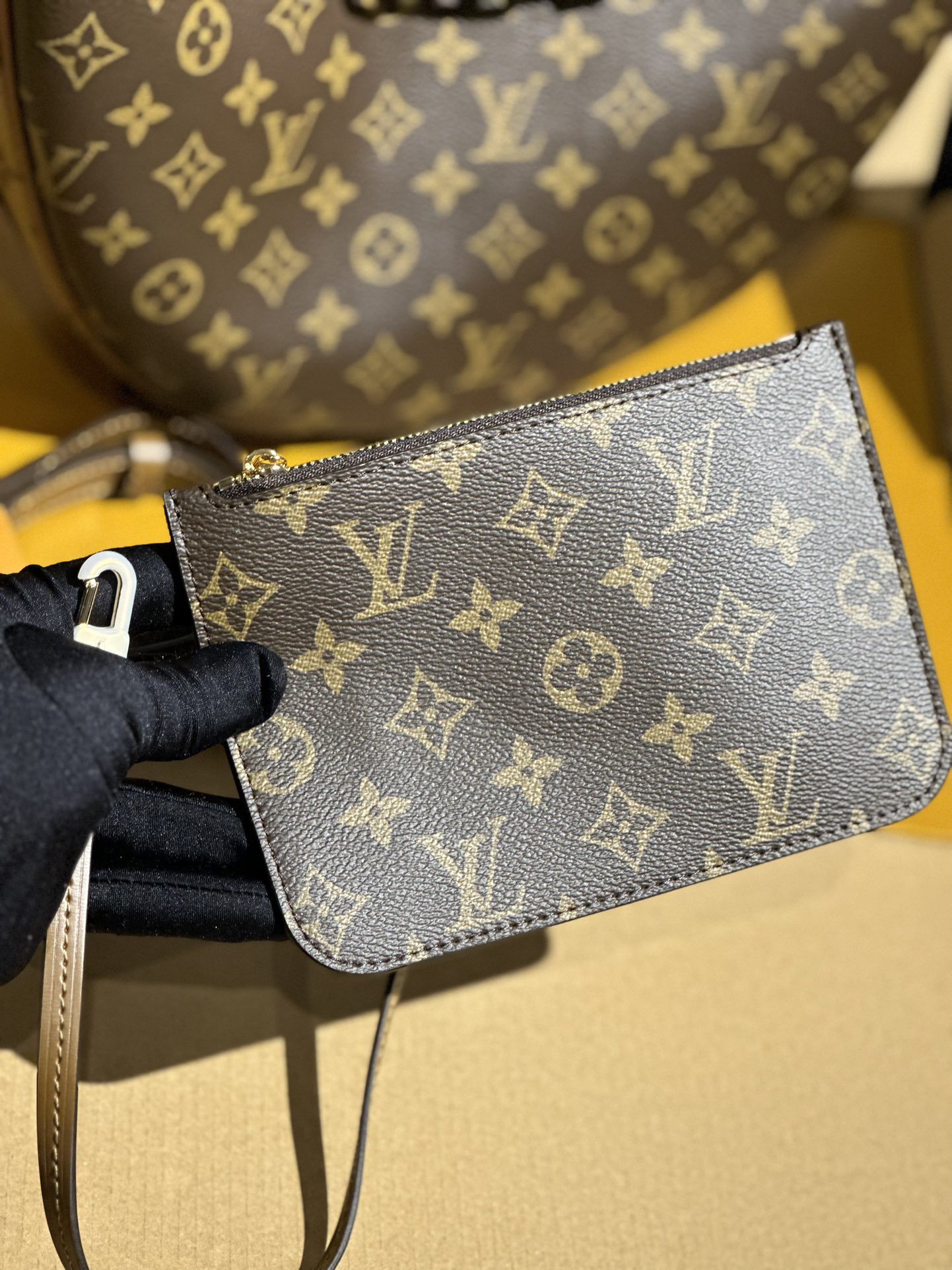 Louis Vuitton LOOP Monogram canvas LB1457 (3)