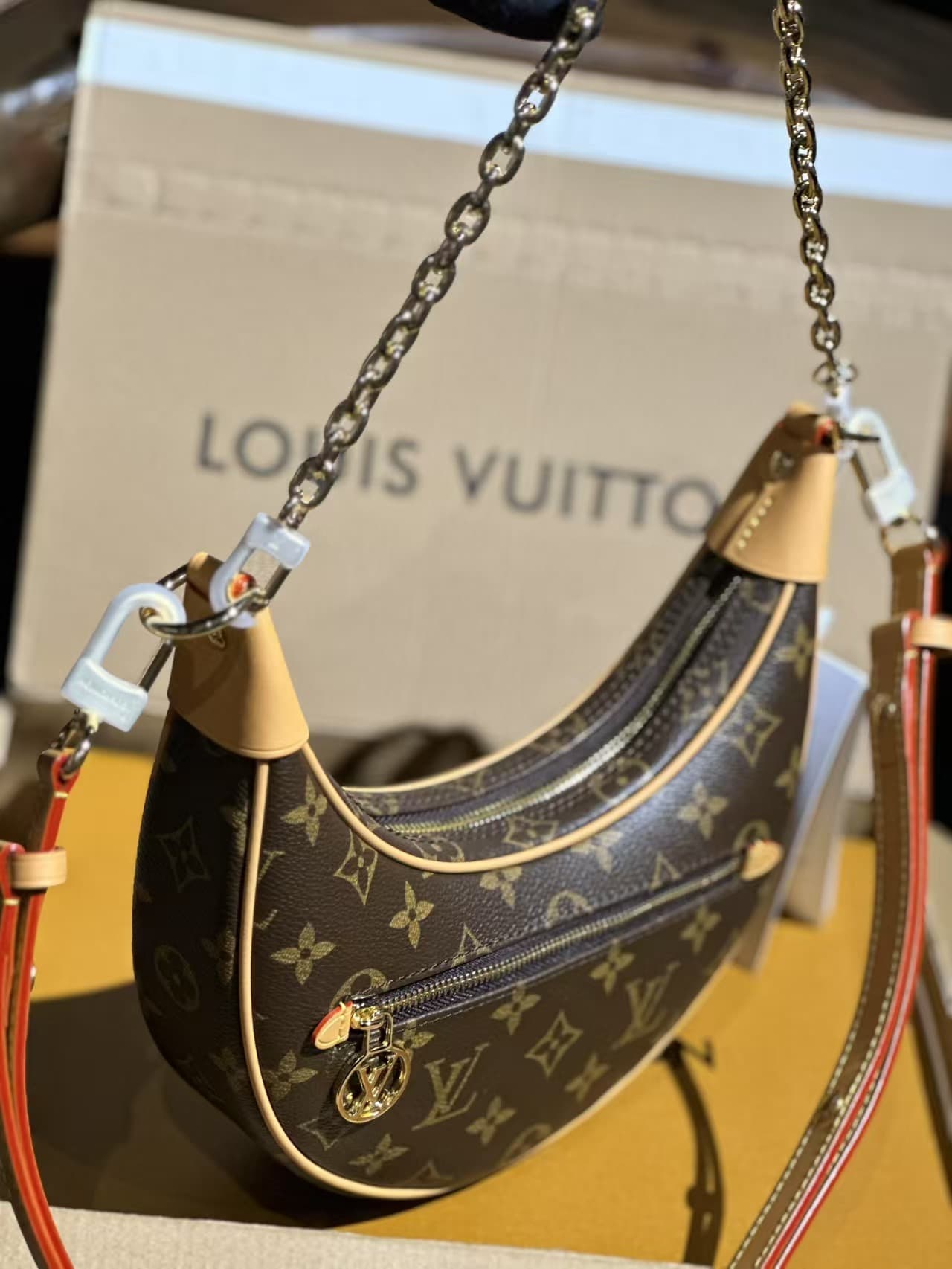 Louis Vuitton LOOP Monogram canvas LB698 (4)