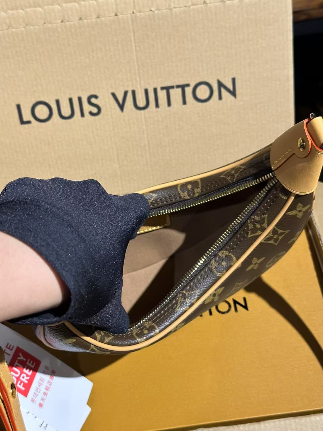 Louis Vuitton LOOP Monogram canvas LB698 (5)