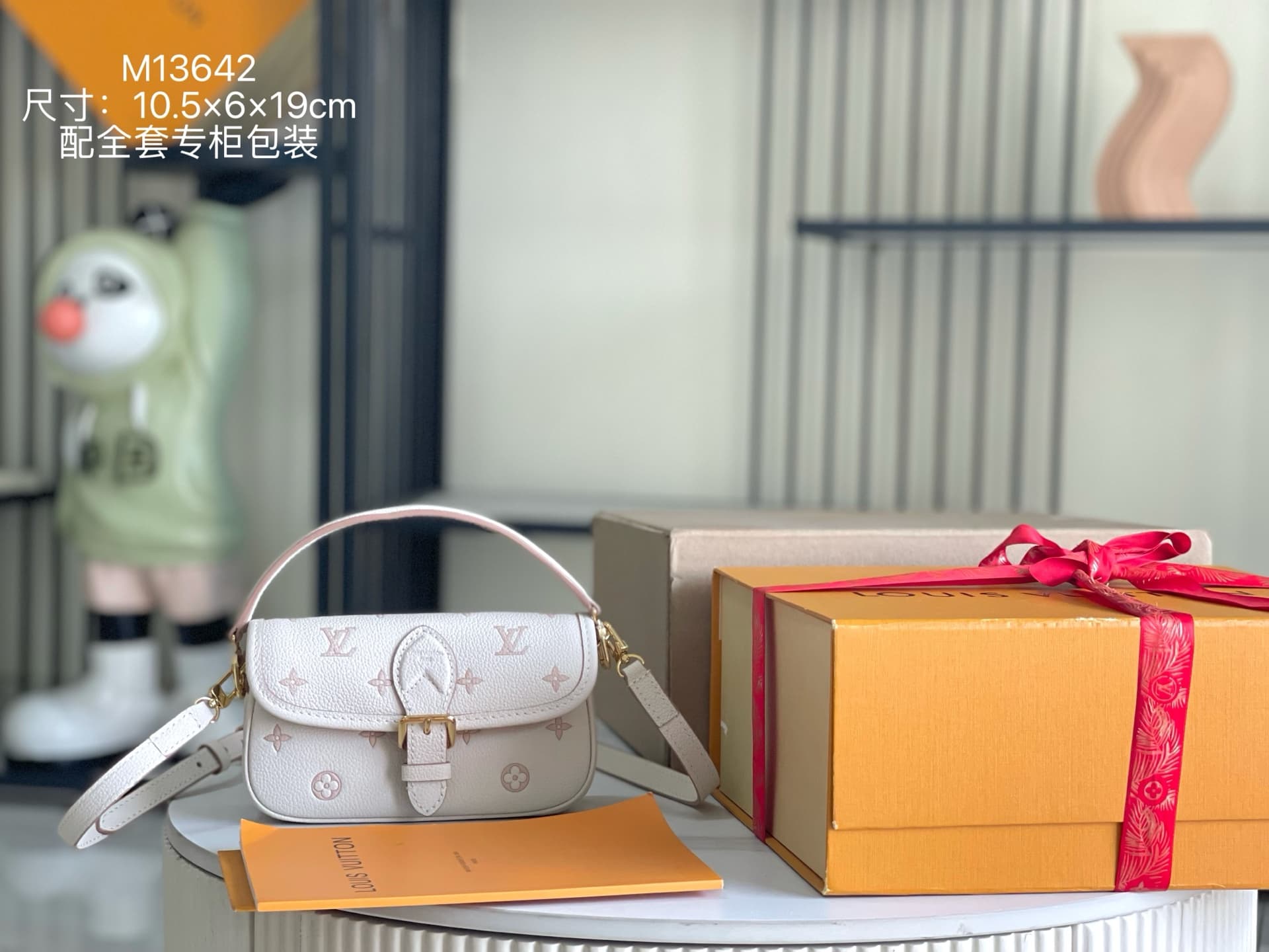 Louis Vuitton Nano Diane Embossed grained cowhide leather LB22406 (1)