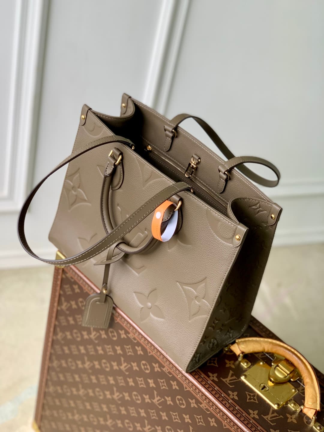 Louis Vuitton Onthego MM Monogram LB22520 (6)