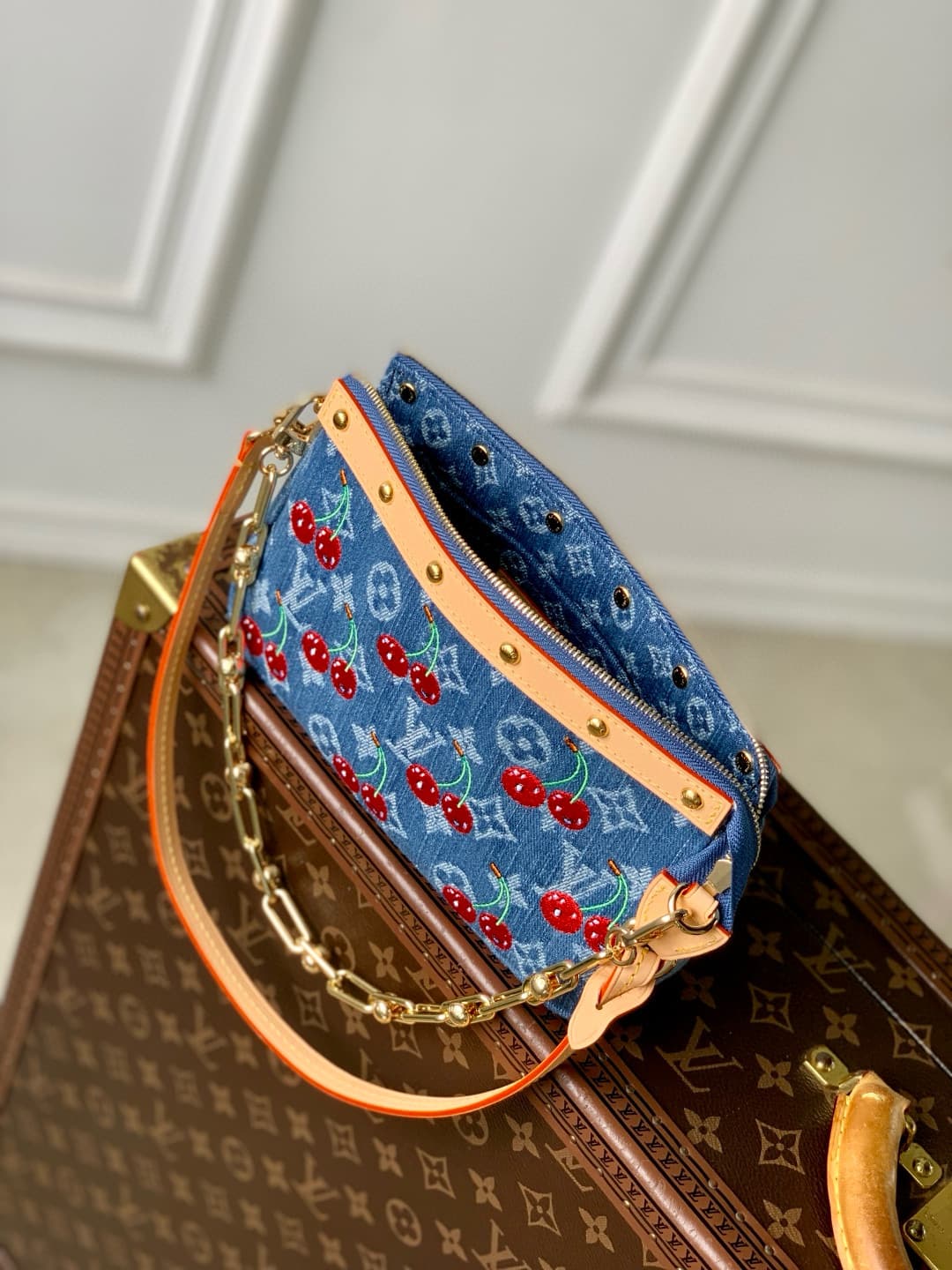 Louis Vuitton TM Pochette Accessoires Monogram cherry denim LB21798 (5)
