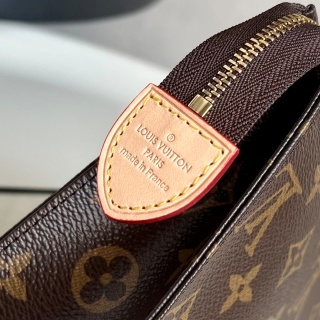 Louis Vuitton TOILETRY POUCH 19 LB4841 (3)