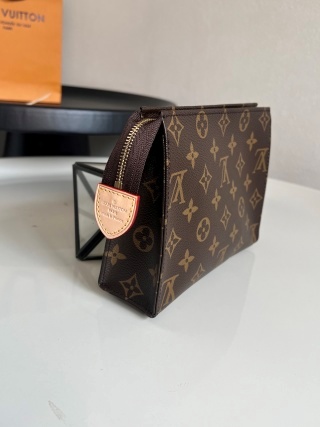 Louis Vuitton TOILETRY POUCH 19 LB4841 (6)