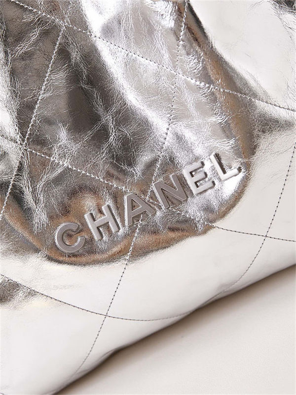 Chanel 22 MEDIUM HANDBAG Metallic Calfskin LB14526 (2)