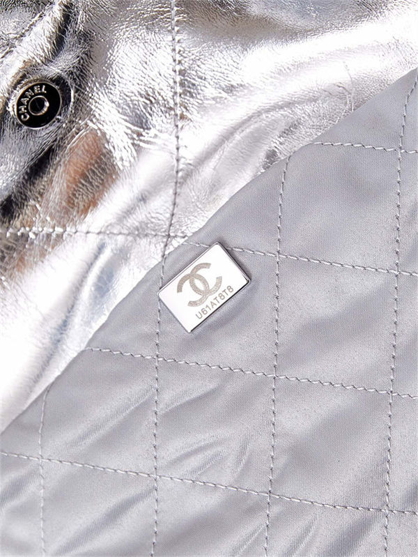 Chanel 22 MEDIUM HANDBAG Metallic Calfskin LB14526 (4)