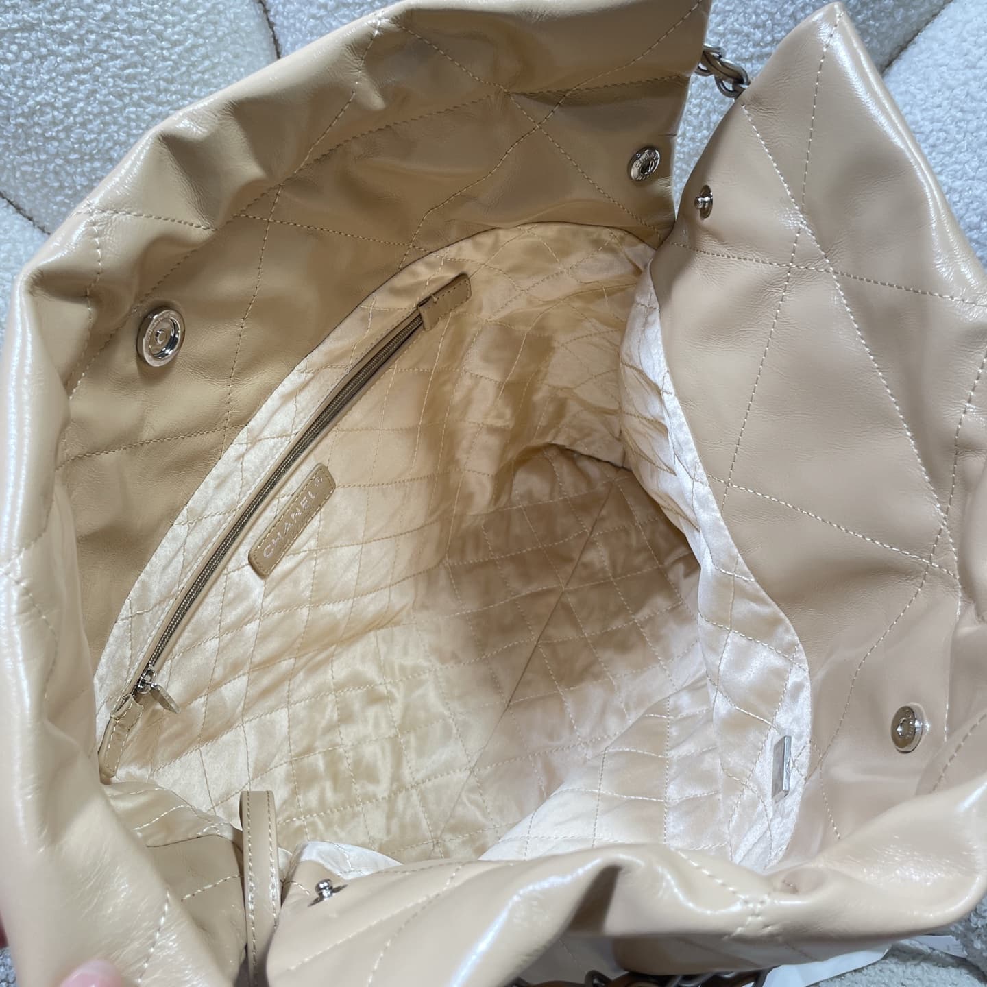 Chanel 22 MEDIUM HANDBAG Shiny Calfskin LB16307 (5)