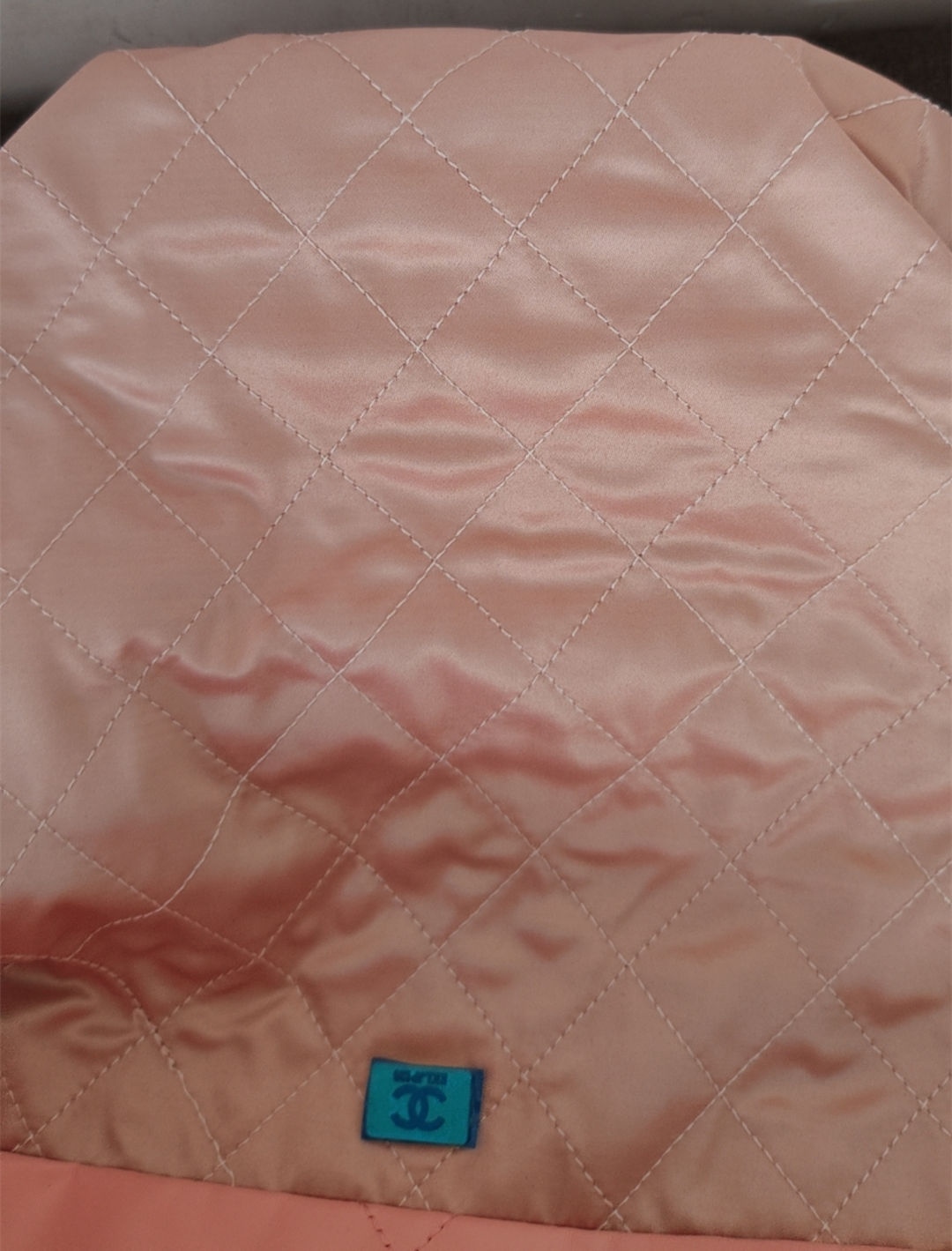 Chanel 22 MEDIUM HANDBAG Shiny Calfskin LB960 (4)