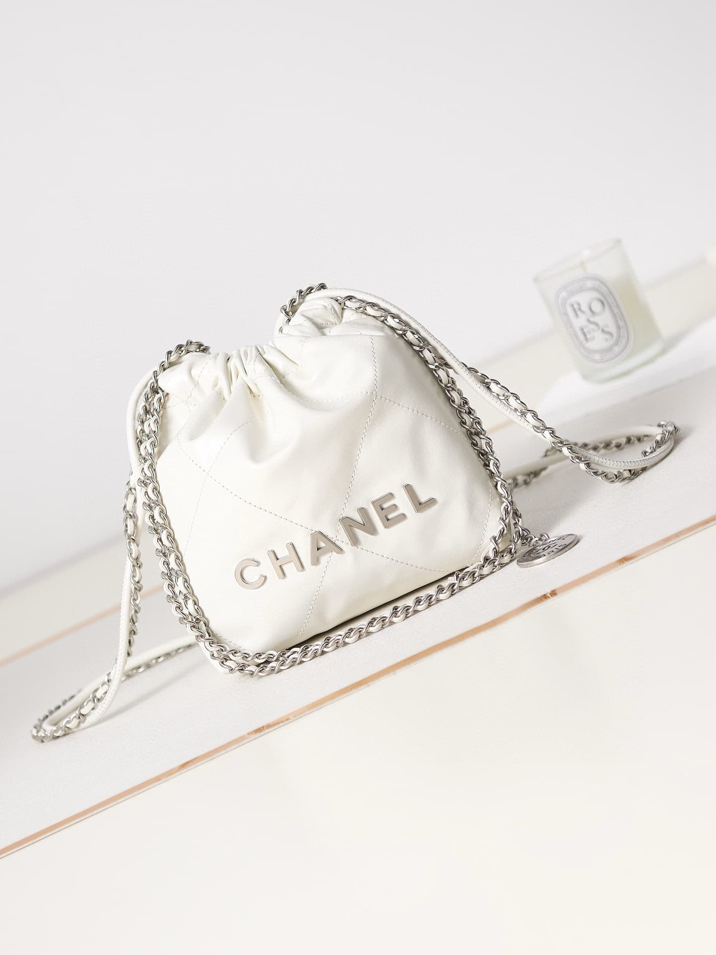 Chanel 22 MINI HANDBAG Shiny Calfskin LB12843 (1)