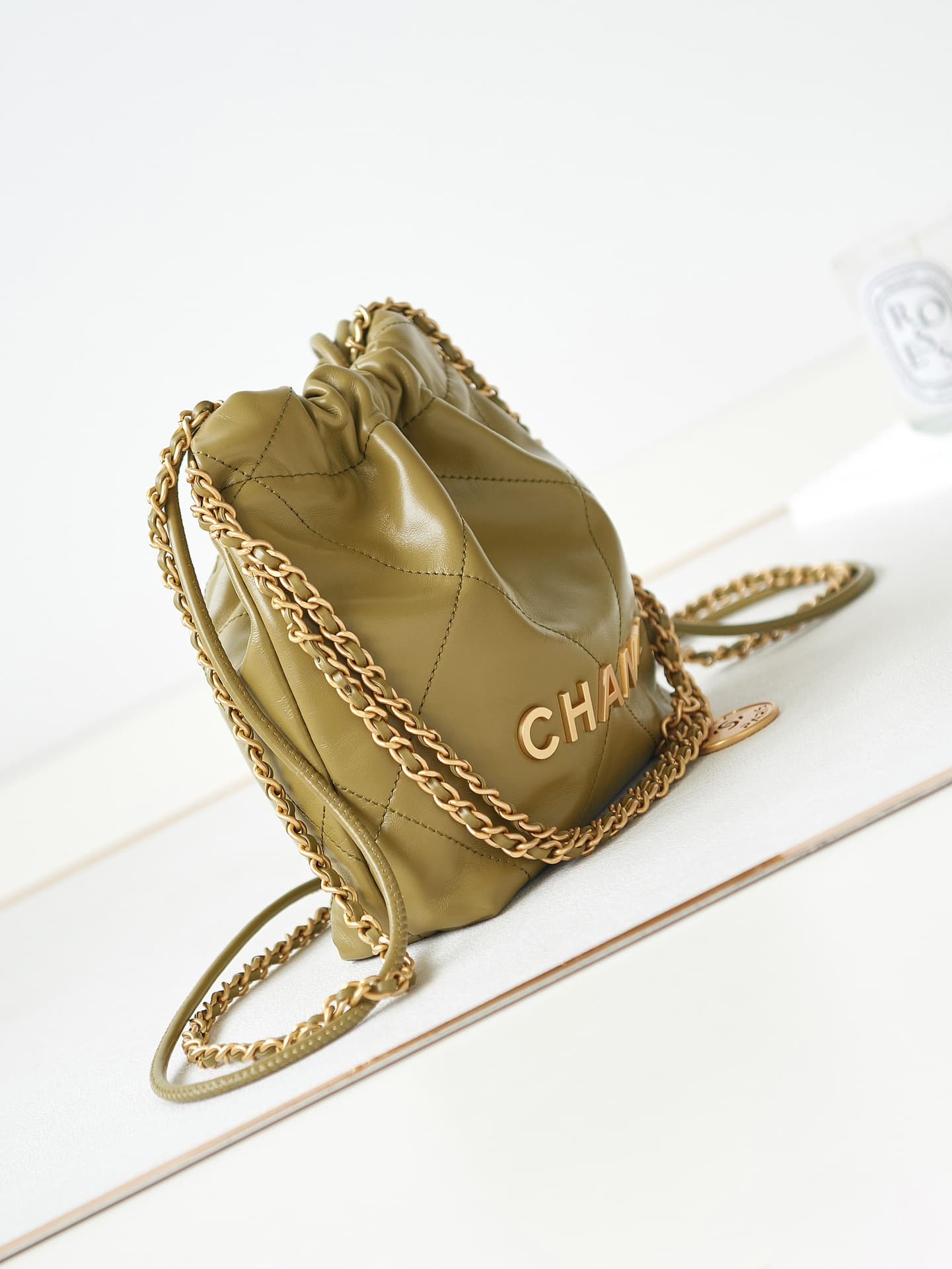 Chanel 22 MINI HANDBAG Shiny Calfskin LB12907 (4)