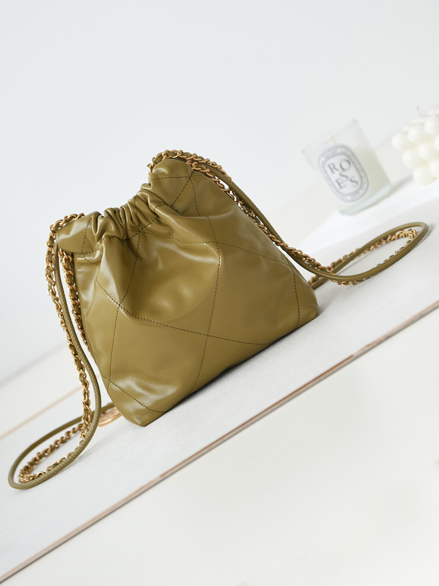 Chanel 22 MINI HANDBAG Shiny Calfskin LB12907 (5)