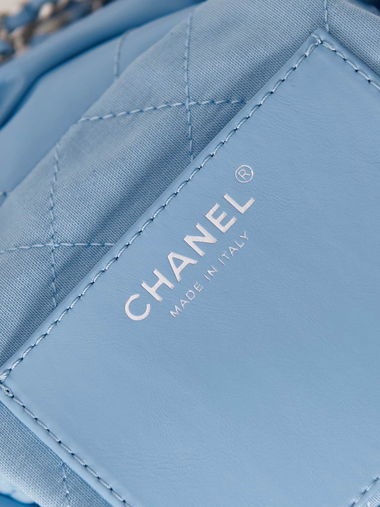 Chanel 22 MINI HANDBAG Shiny Calfskin LB12909 (2)