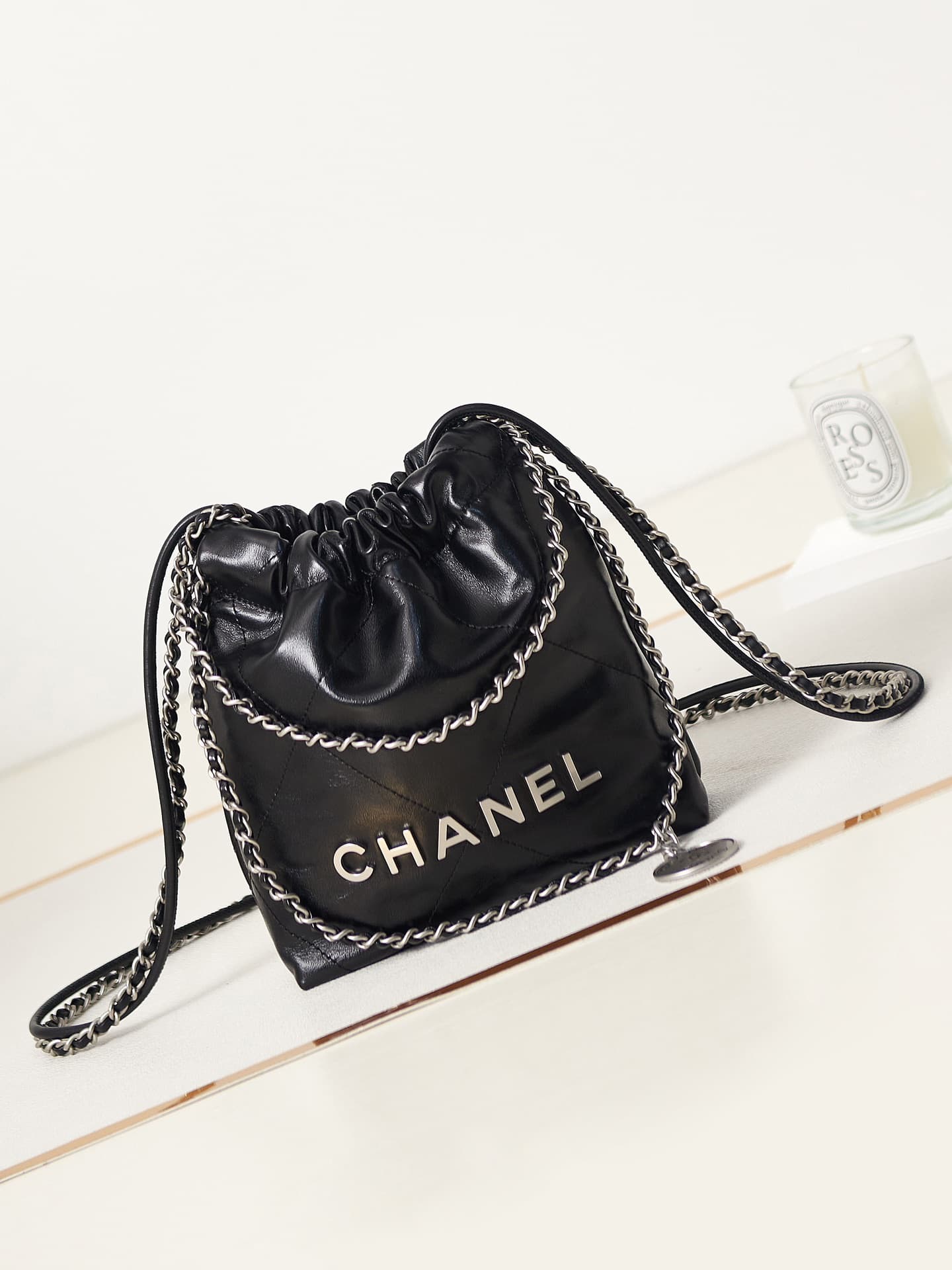 Chanel 22 MINI HANDBAG Shiny Calfskin LB8476 (1)