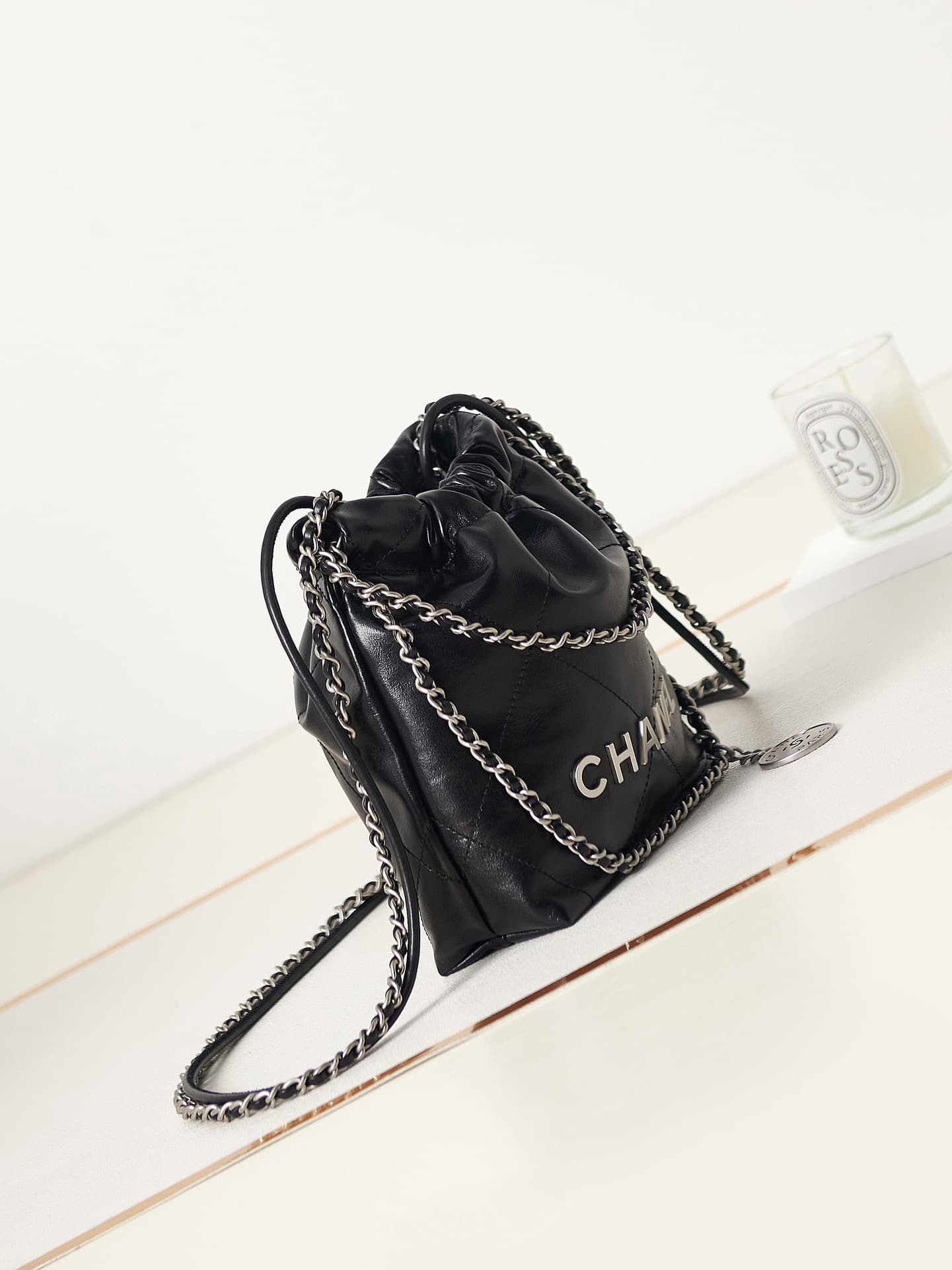 Chanel 22 MINI HANDBAG Shiny Calfskin LB8476 (4)