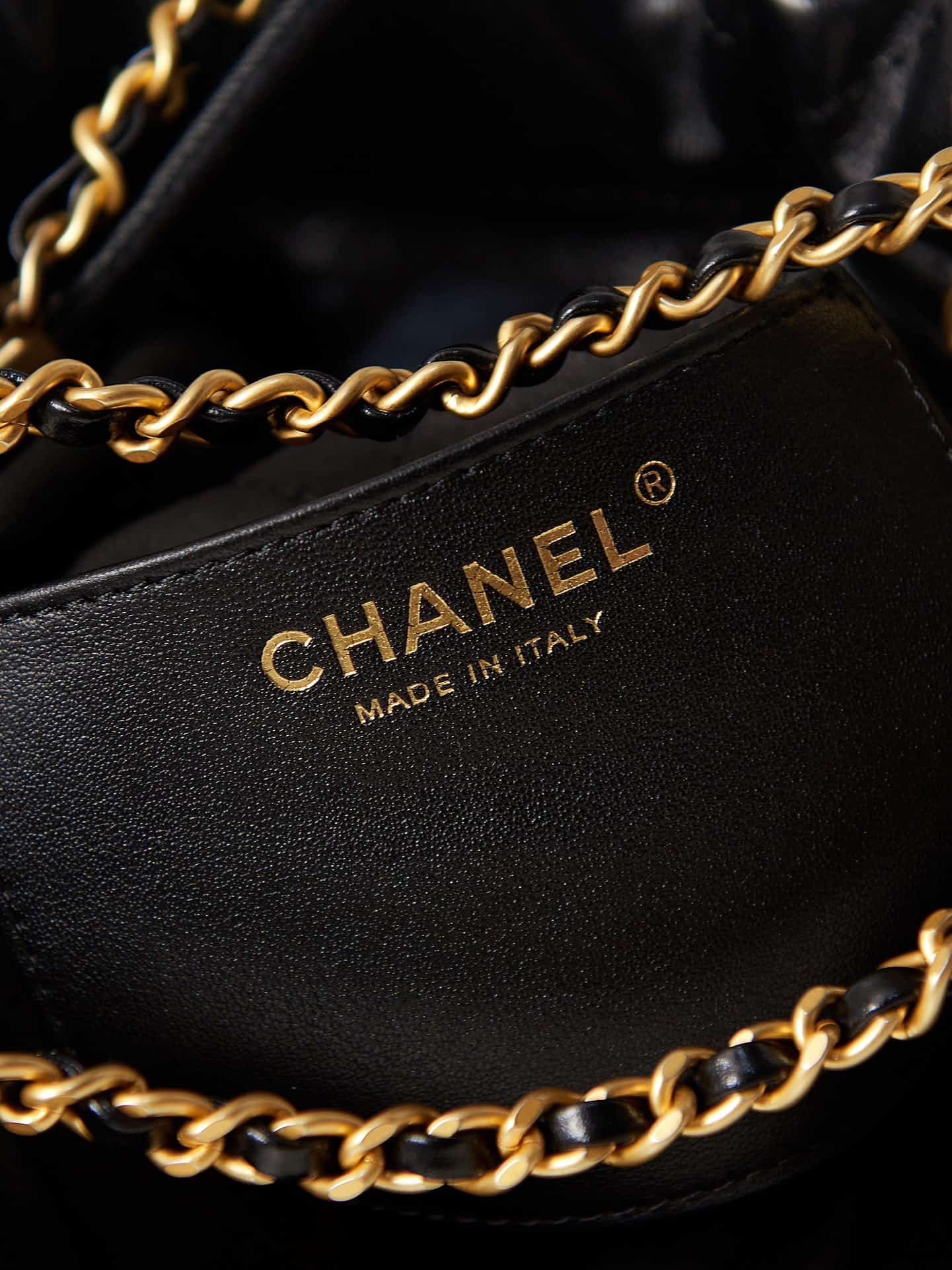 Chanel 22 MINI HANDBAG Shiny Calfskin LB8478 (6)