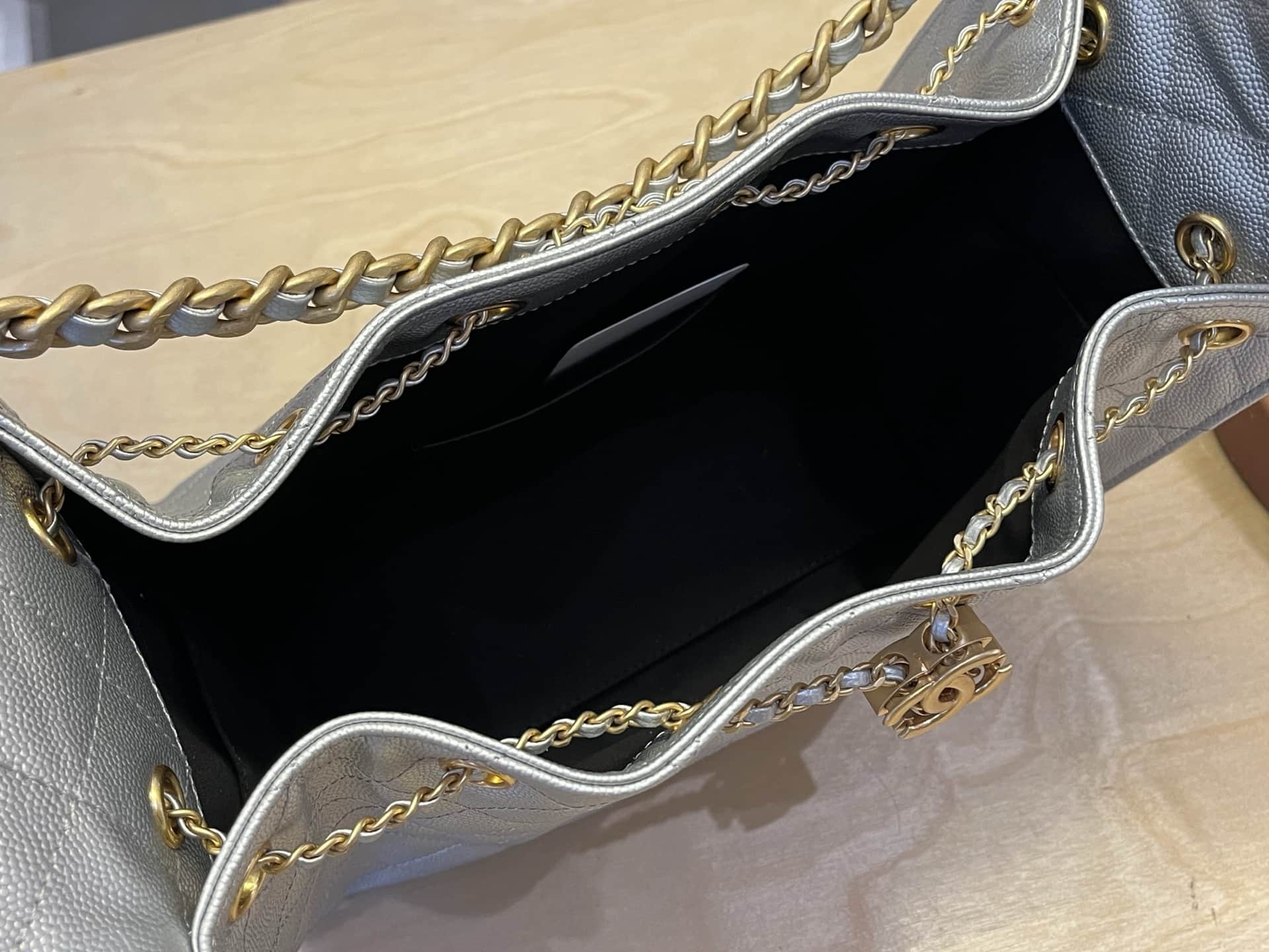 Chanel 25 Hobo Handbag Grained Calfskin LB1566 (5)