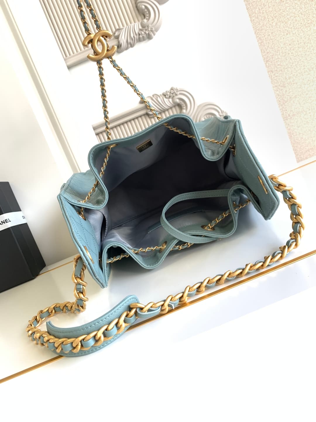 Chanel 25 Hobo Handbag Grained Calfskin LB21303 (5)