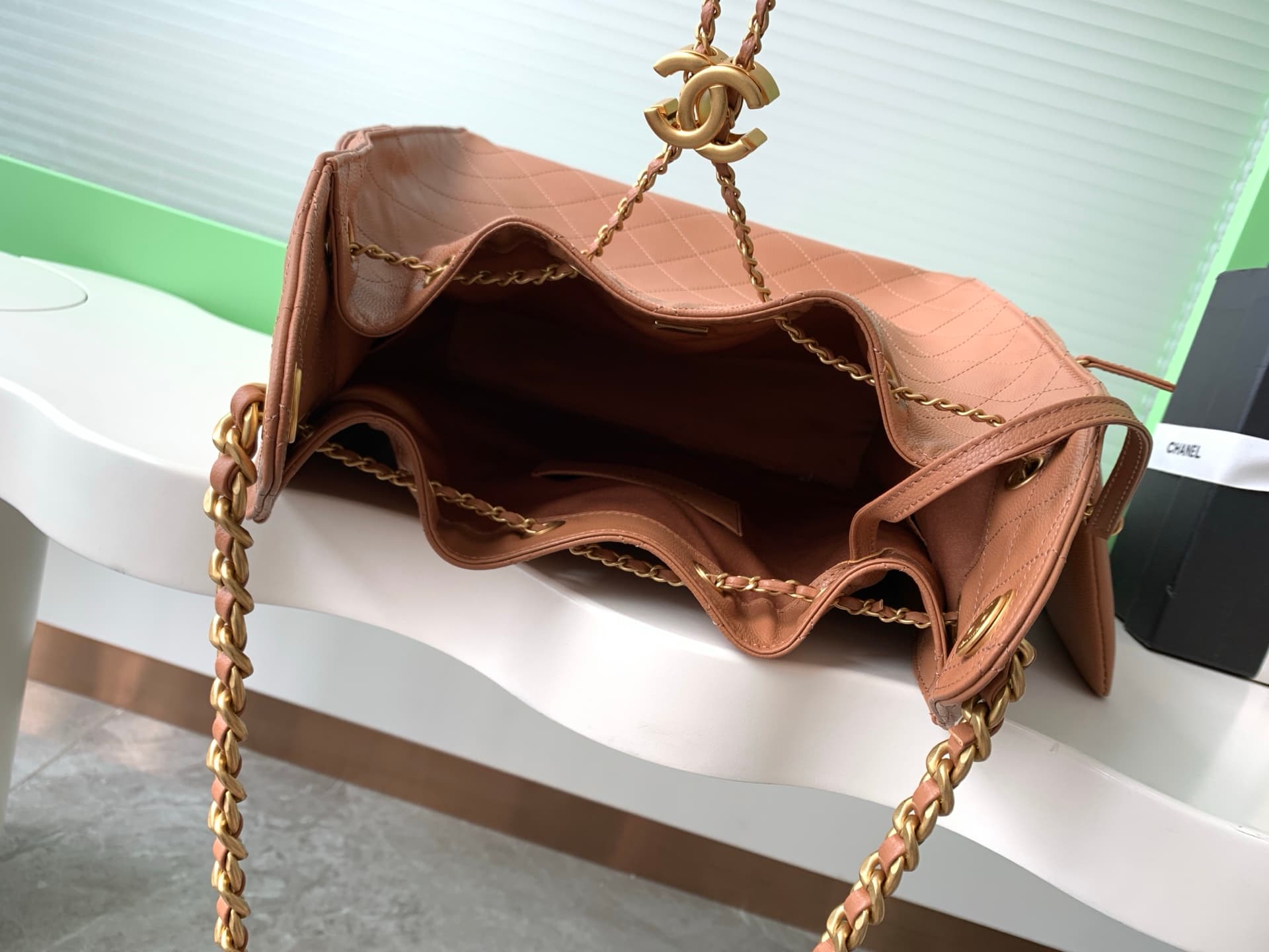 Chanel 25 Hobo Handbag Grained Calfskin LB21312 (6)