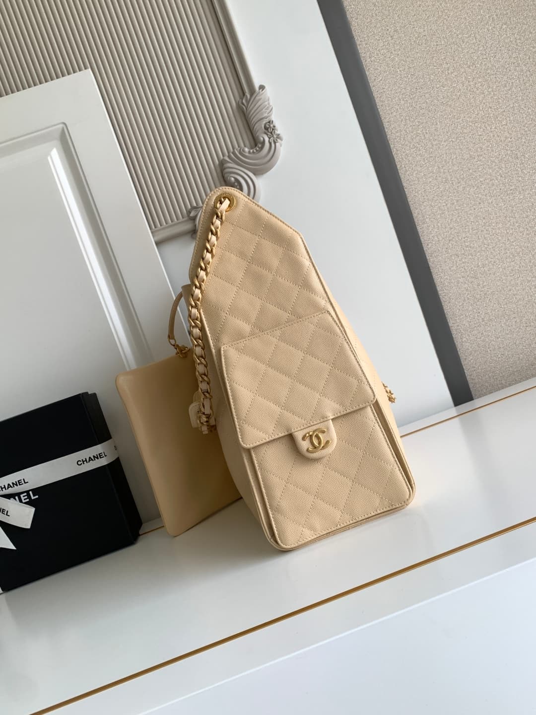 Chanel 25 Hobo Handbag Grained Calfskin LB21317 (4)