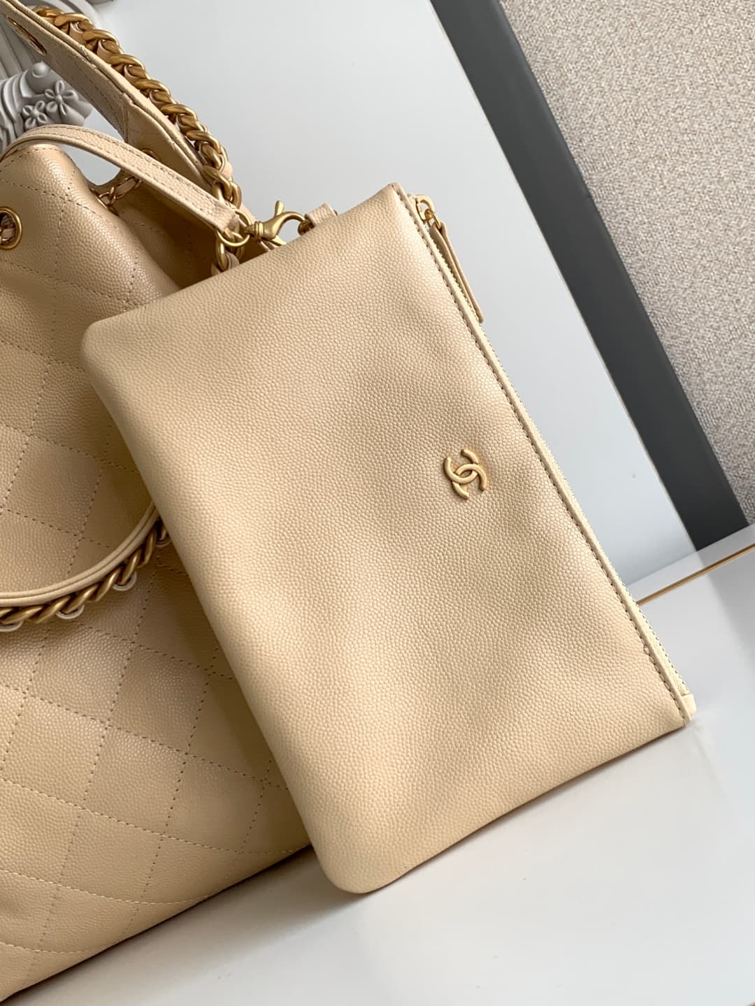 Chanel 25 Hobo Handbag Grained Calfskin LB21317 (5)