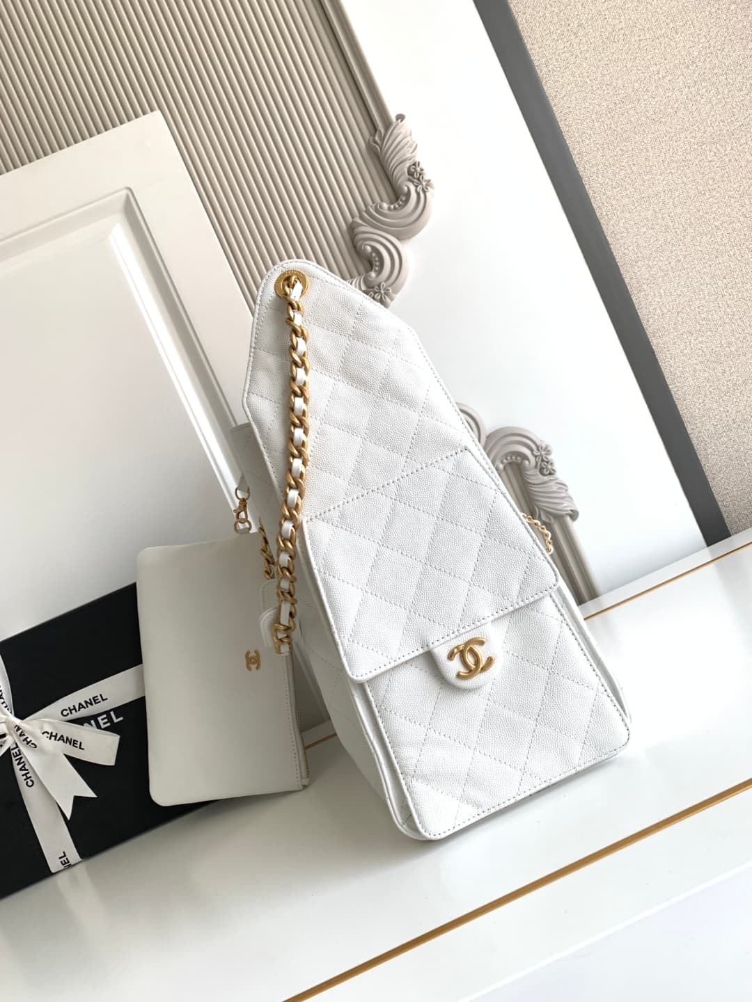 Chanel 25 Hobo Handbag Grained Calfskin LB21318 (4)