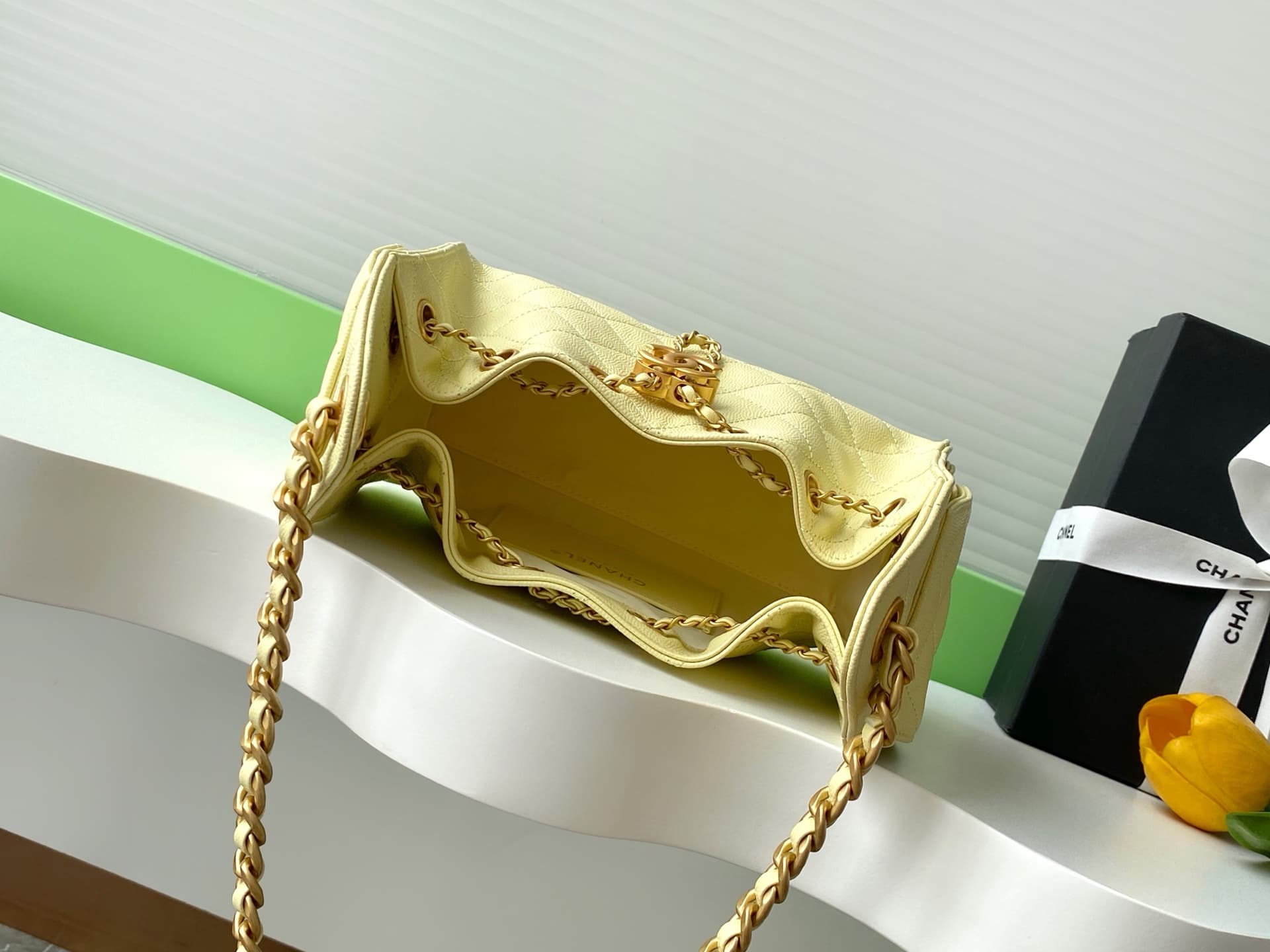 Chanel 25 Hobo Handbag Grained calfskin LB16671 (5)