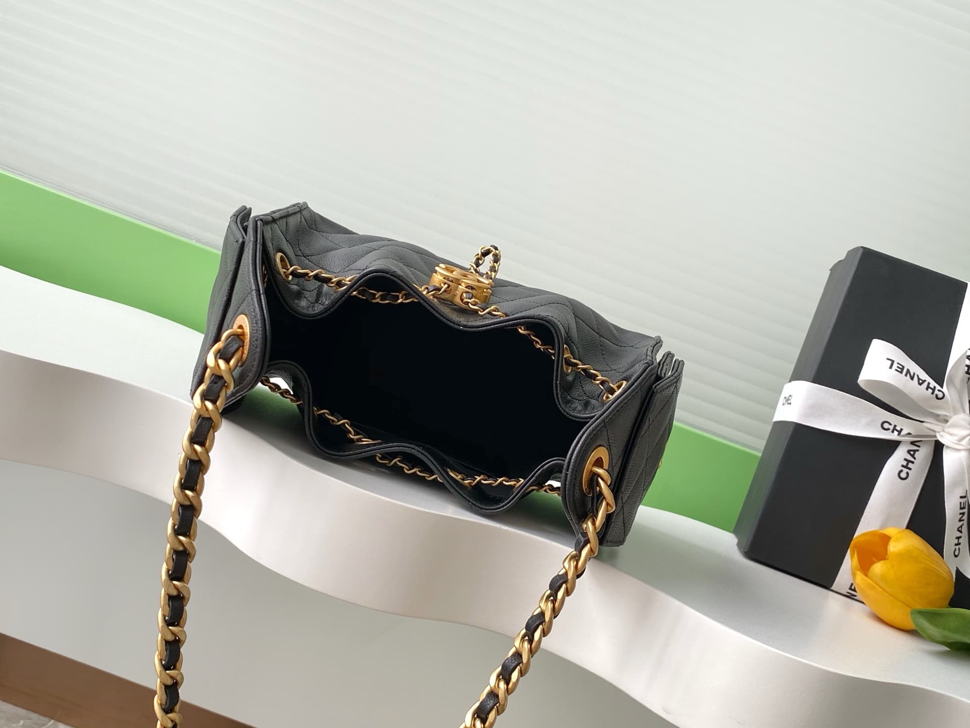 Chanel 25 Hobo Handbag Grained calfskin LB16673 (6)