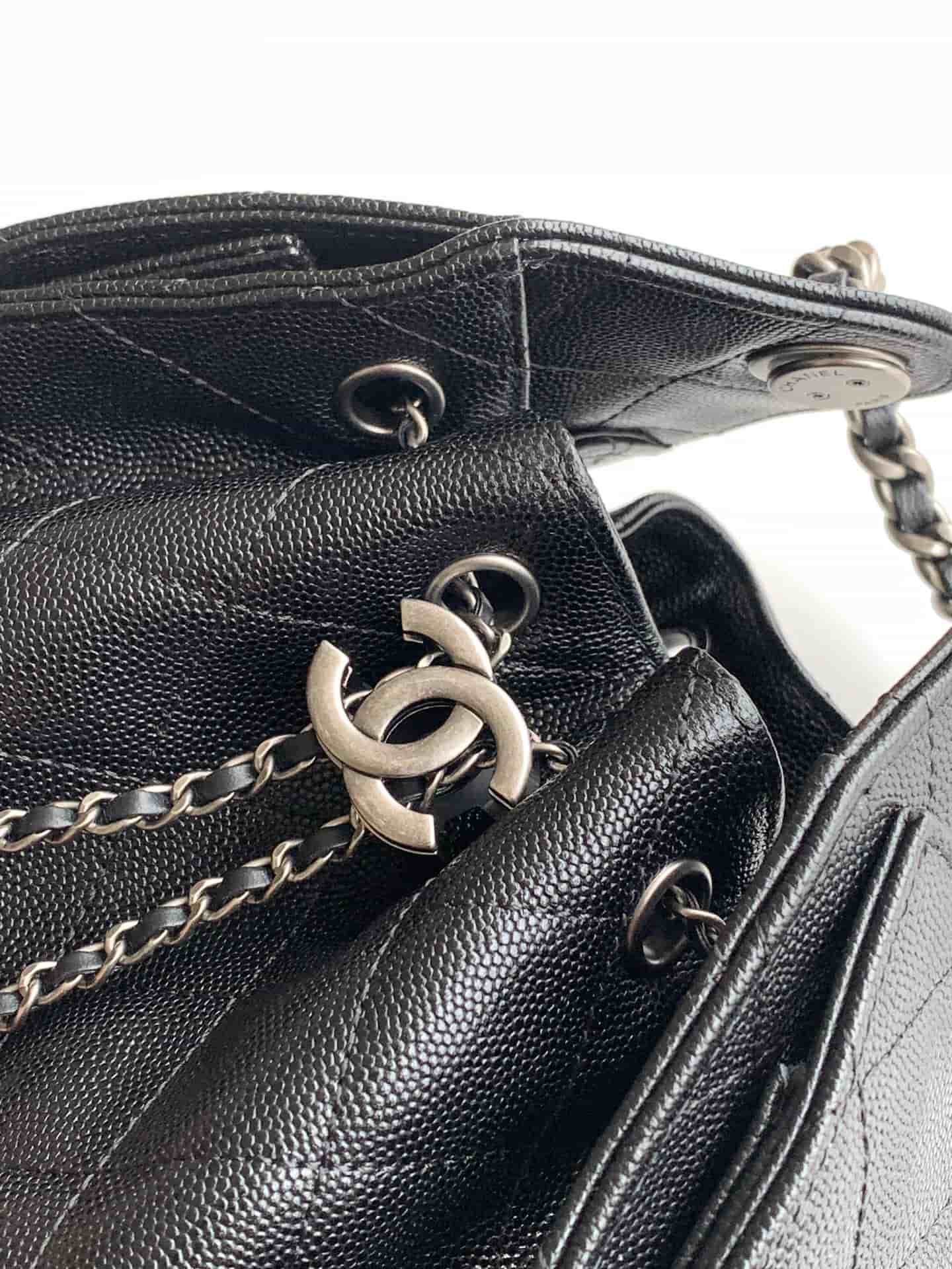 Chanel 25 Hobo Handbag Grained calfskin LB22878 (2)