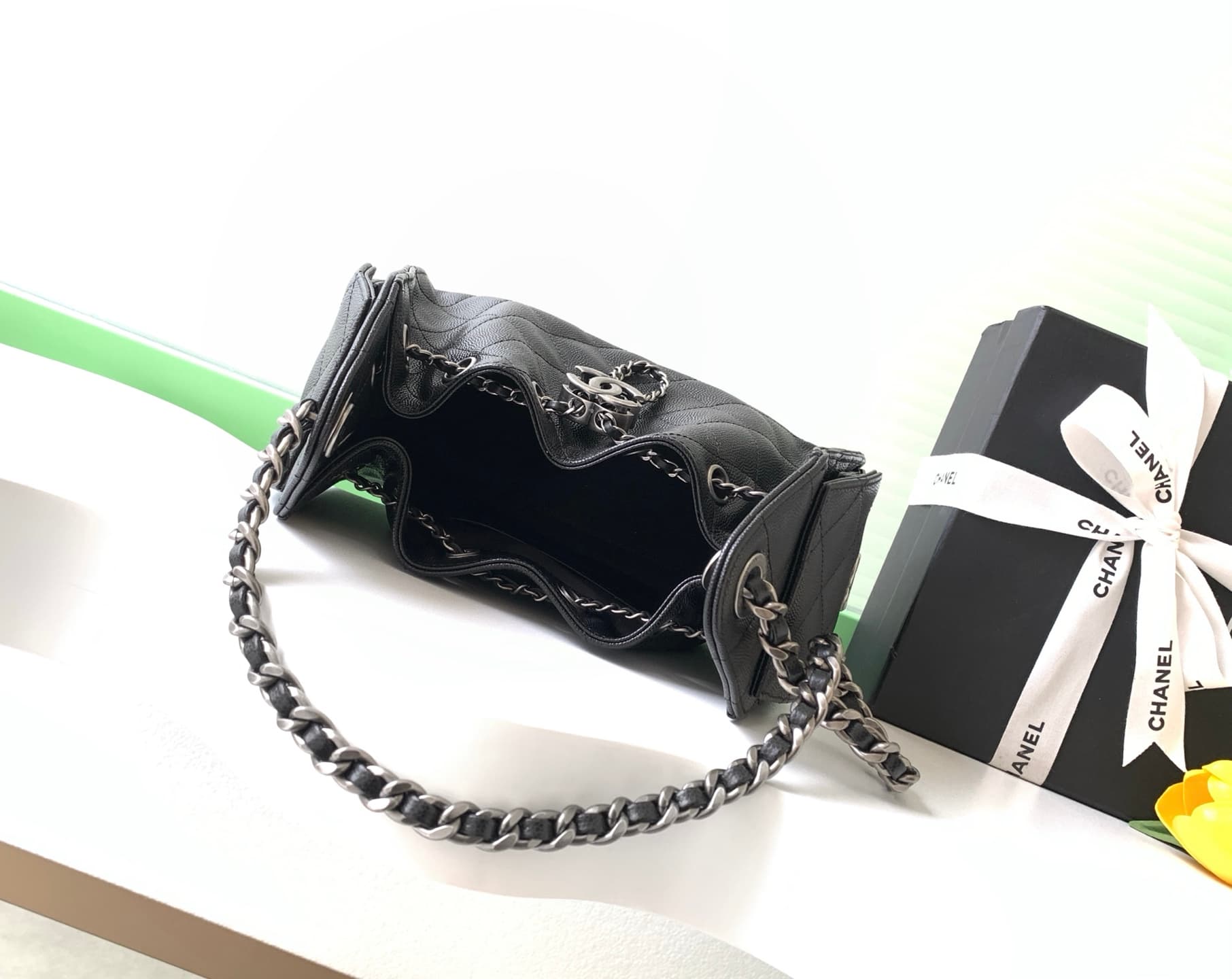 Chanel 25 Hobo Handbag Grained calfskin LB22878 (5)