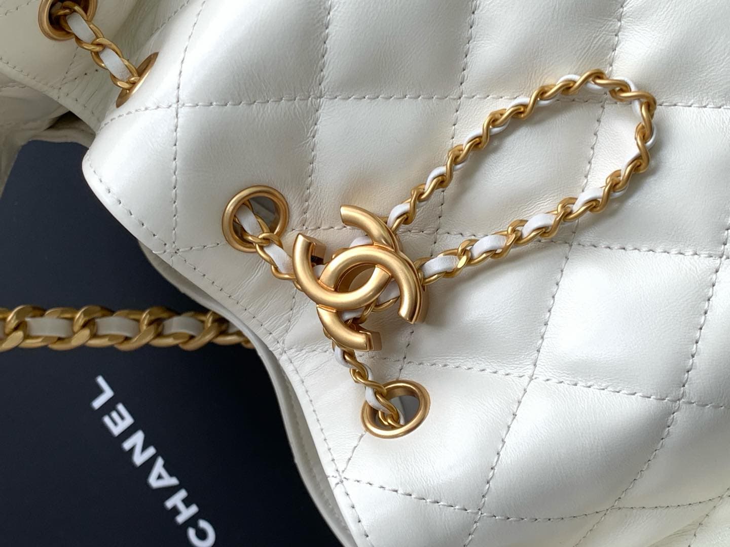 Chanel 25 Hobo Handbag Shiny calfskin LB15831 (4)