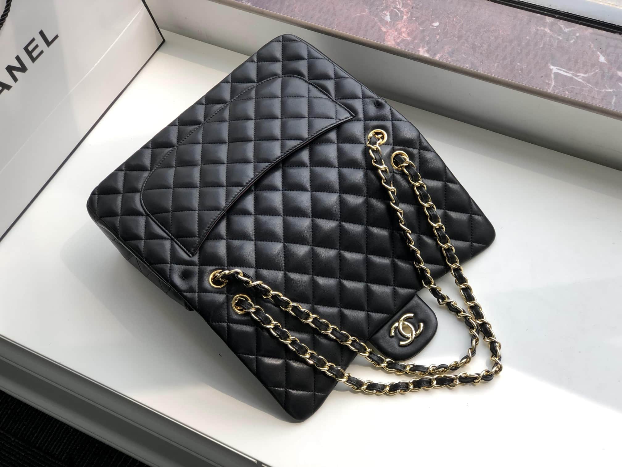 Chanel CLASSIC HANDBAG Lambskin LB21342 (4)