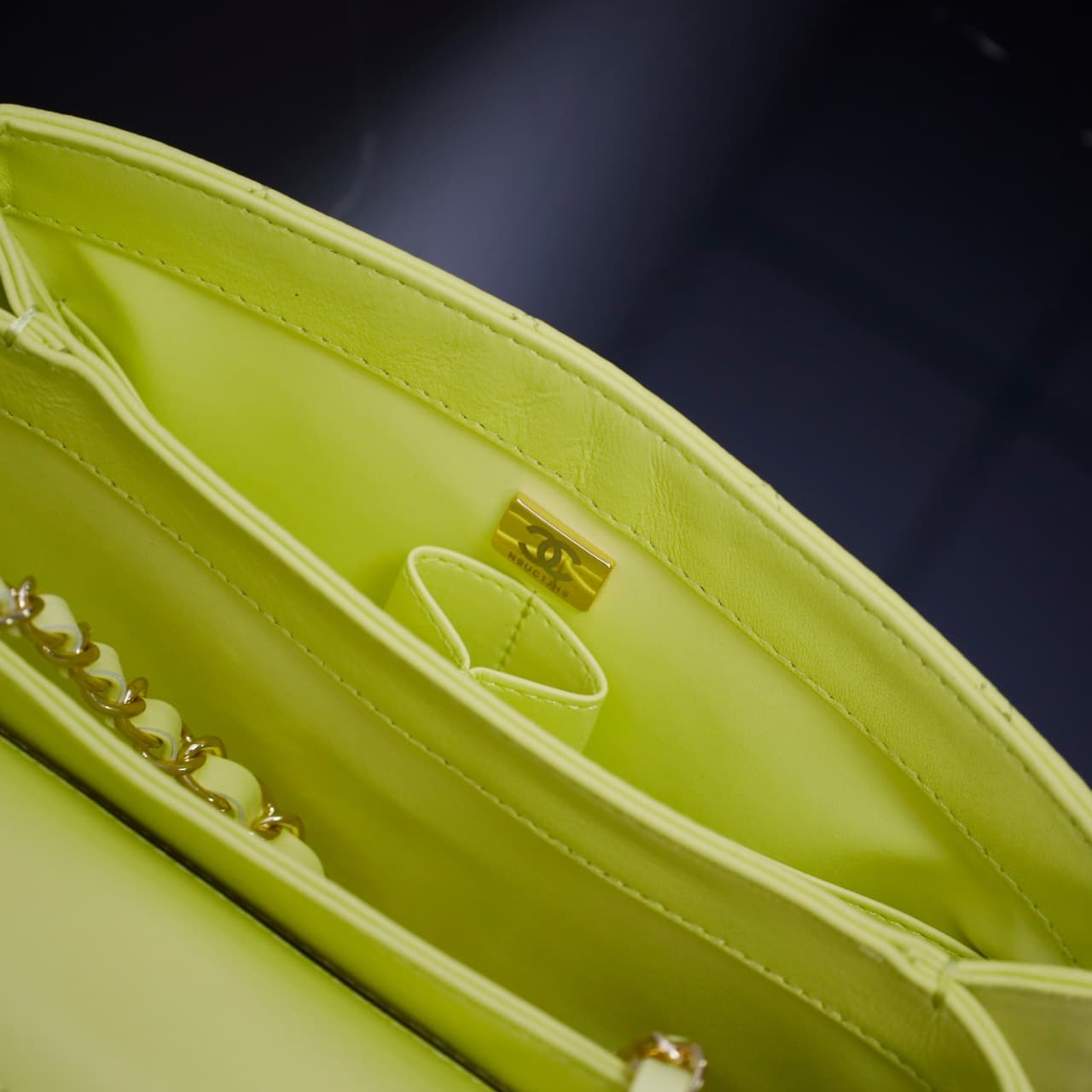 Chanel SMALL FLAP BAG Lambskin LB22776 (4)