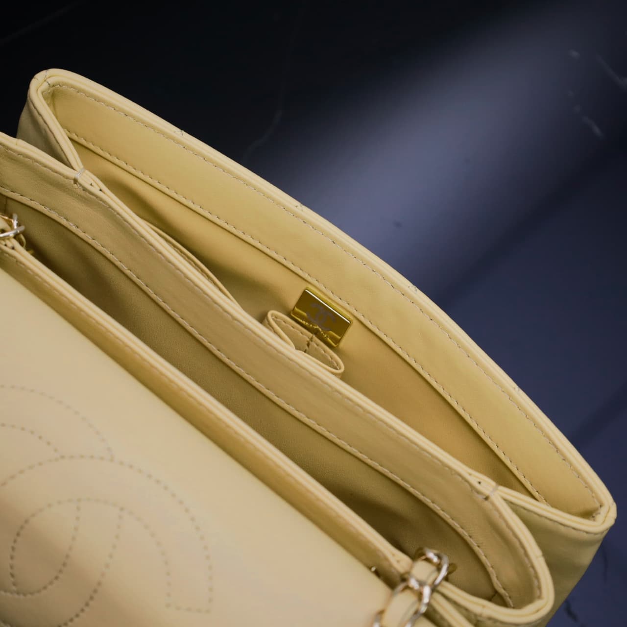 Chanel SMALL FLAP BAG Lambskin LB22777 (4)