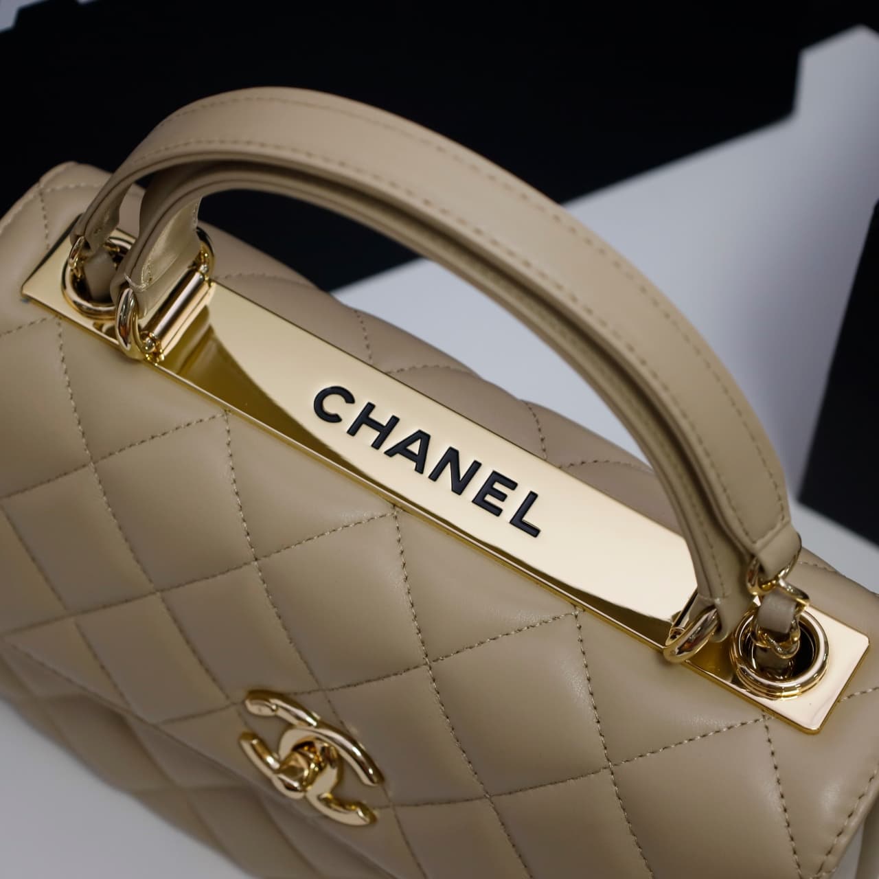 Chanel SMALL FLAP BAG Lambskin LB22786 (4)