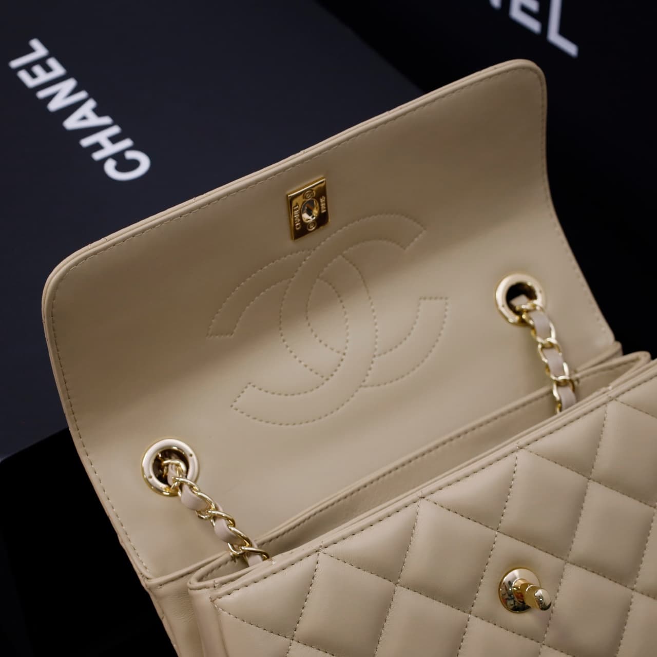 Chanel SMALL FLAP BAG Lambskin LB22786 (5)